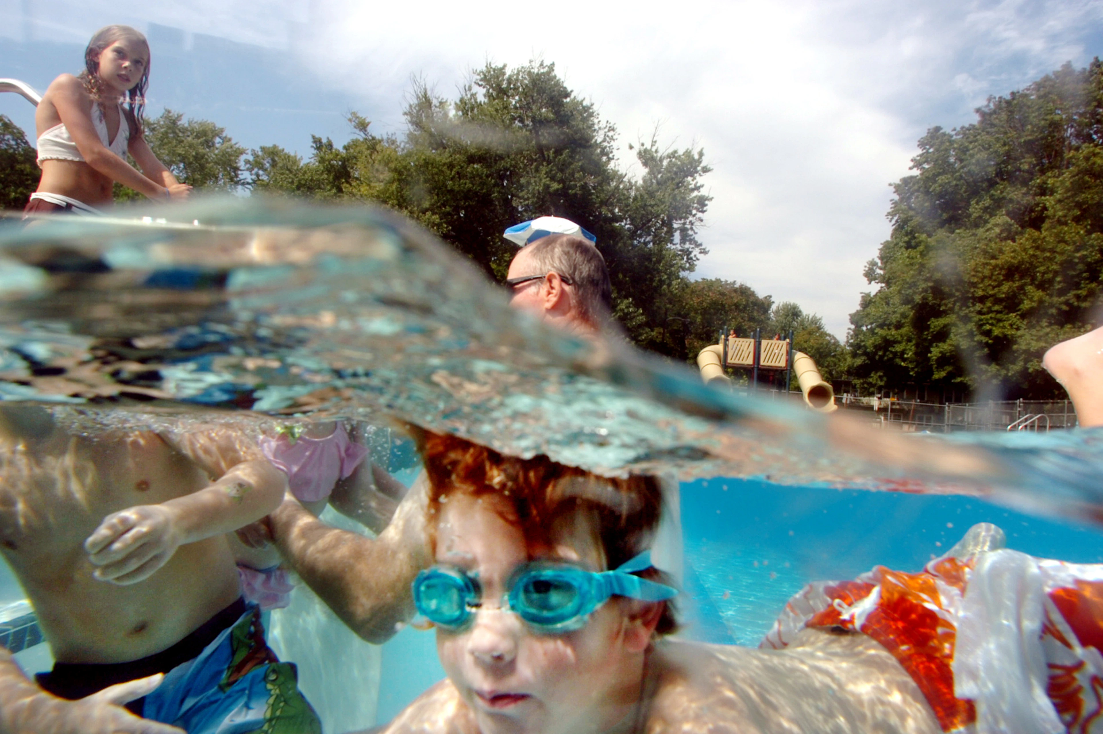 Le chlore sert à désinfecter les piscines publiques, mais attention: le mélange d'urine et de chlore peut s'avérer dangereux.