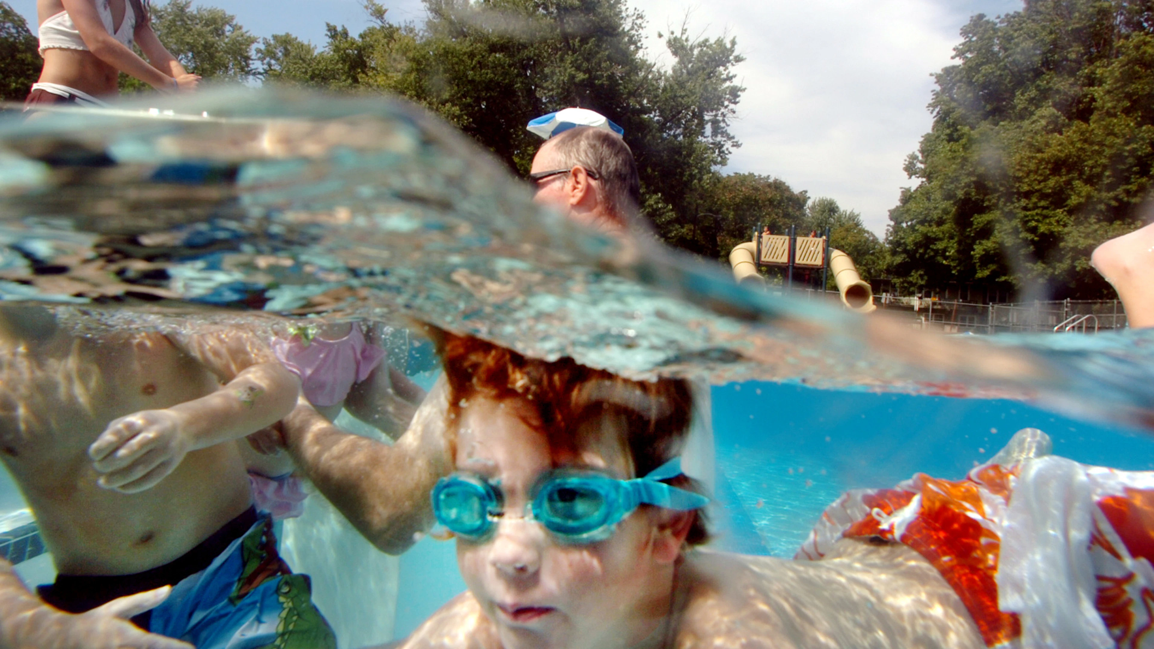 Fare pipì in piscina può essere pericoloso, ecco perché