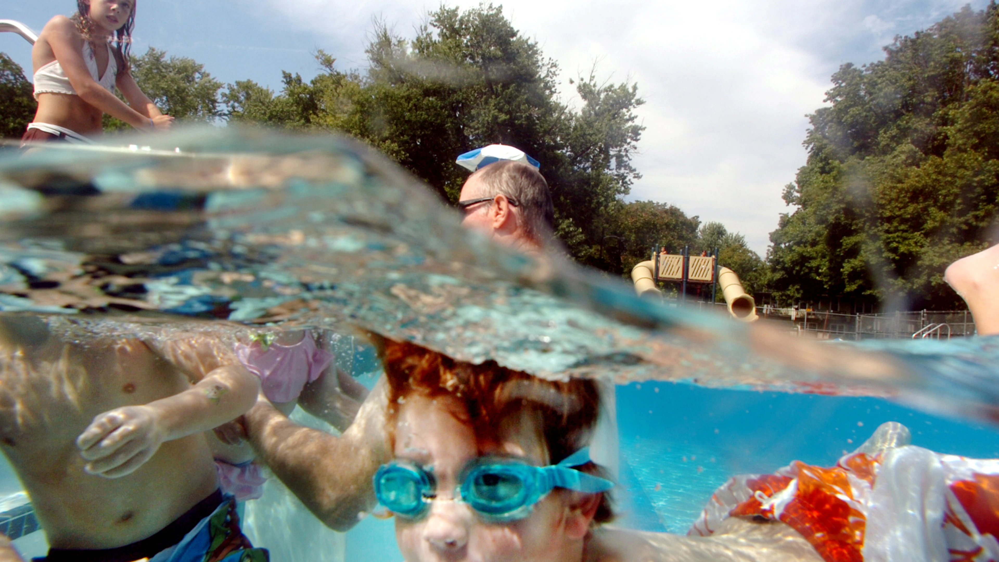 Attention: faire pipi dans la piscine peut être dangereux !