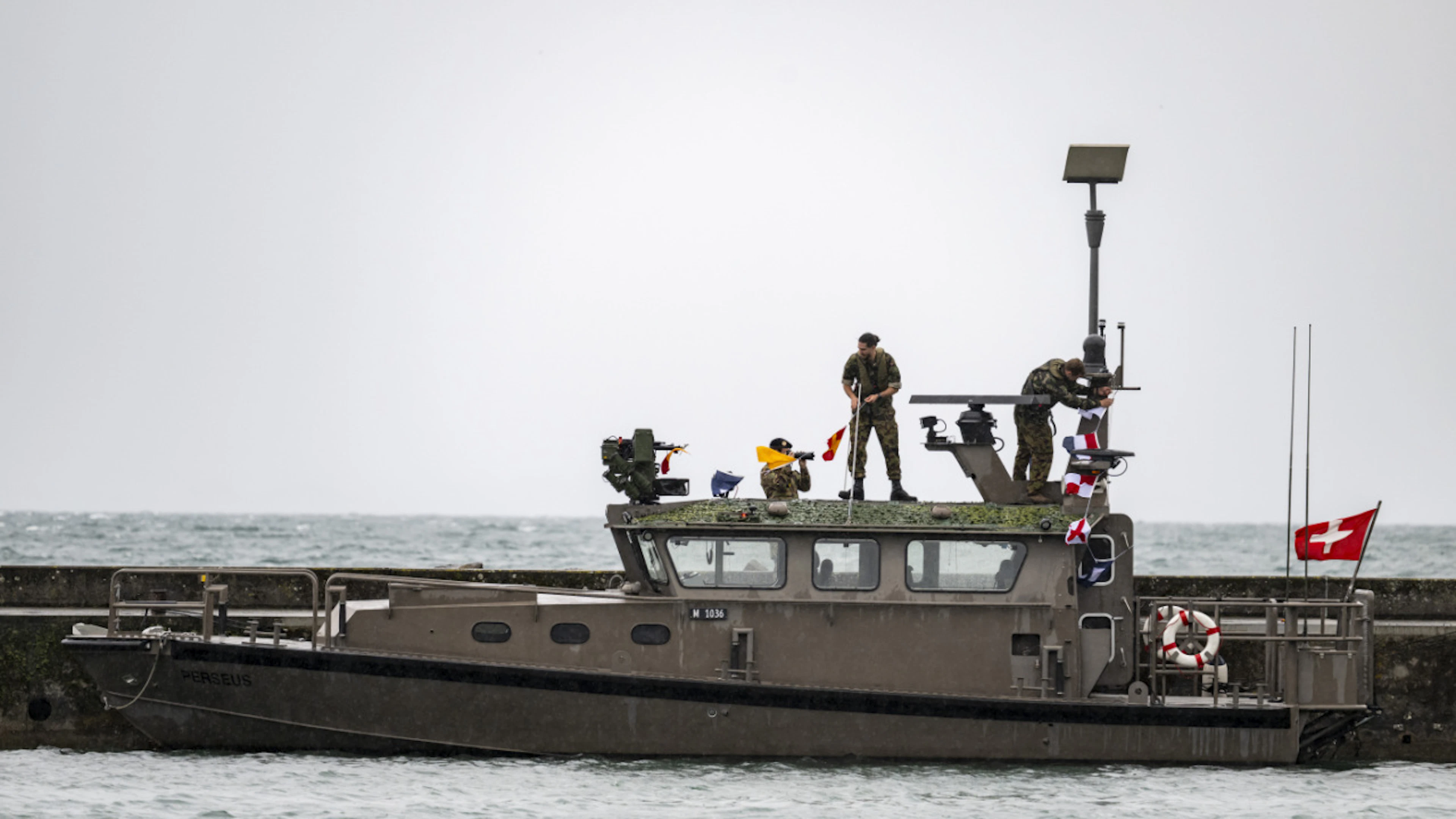 Militari svizzeri di pattuglia sul Lemano in occasione del vertice del G7 a Evian (F)