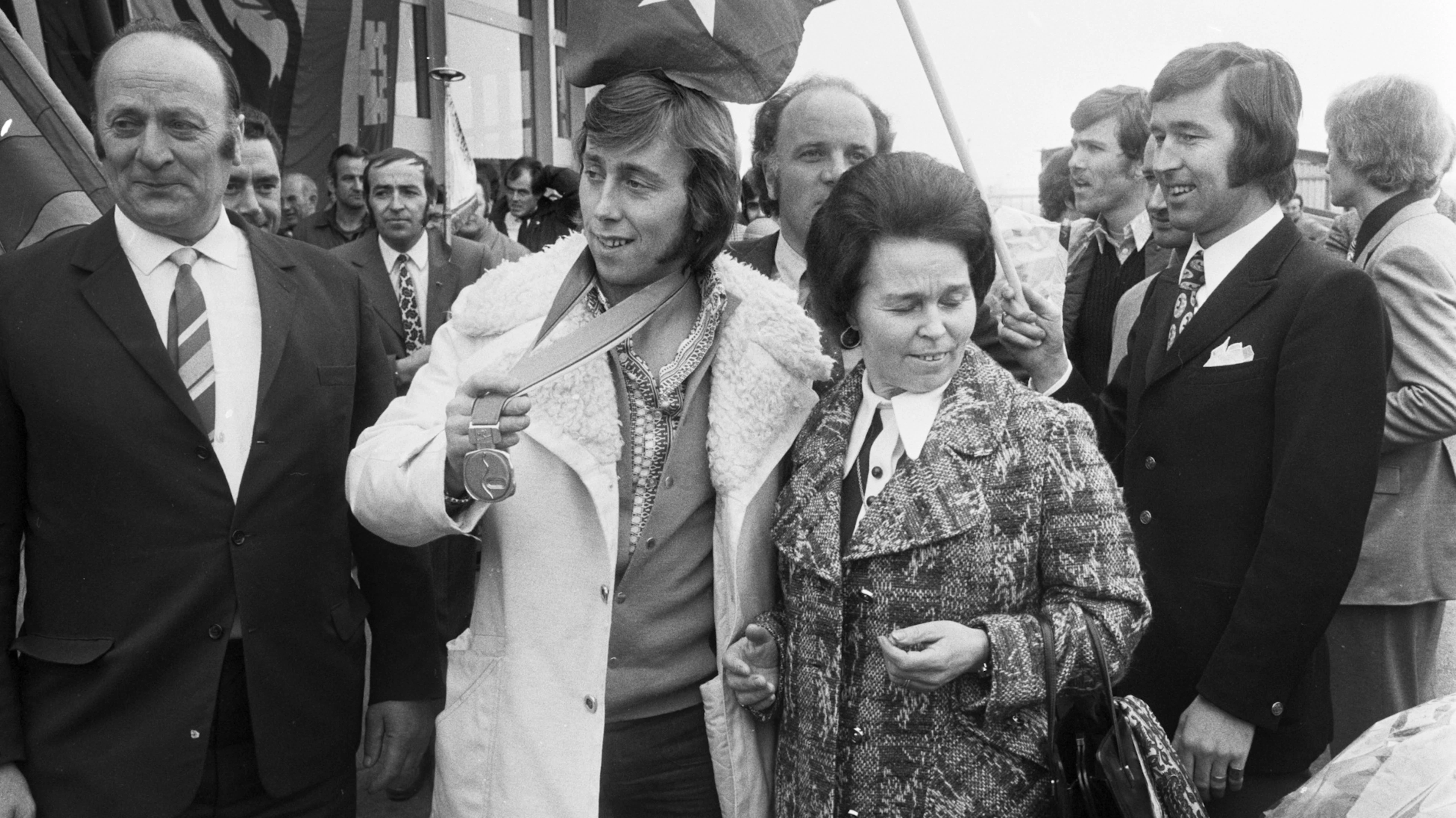 Der Walliser Skirennfahrer und Olympia Silbermedaillen Gewinner, Roland Collombin, wird am Genfer Flughafen Cointrin von seiner Mutter, rechts und seinem Vater links herzlich empfangen, aufgenommen am 29. Februar 1972. (KEYSTONE/Str)