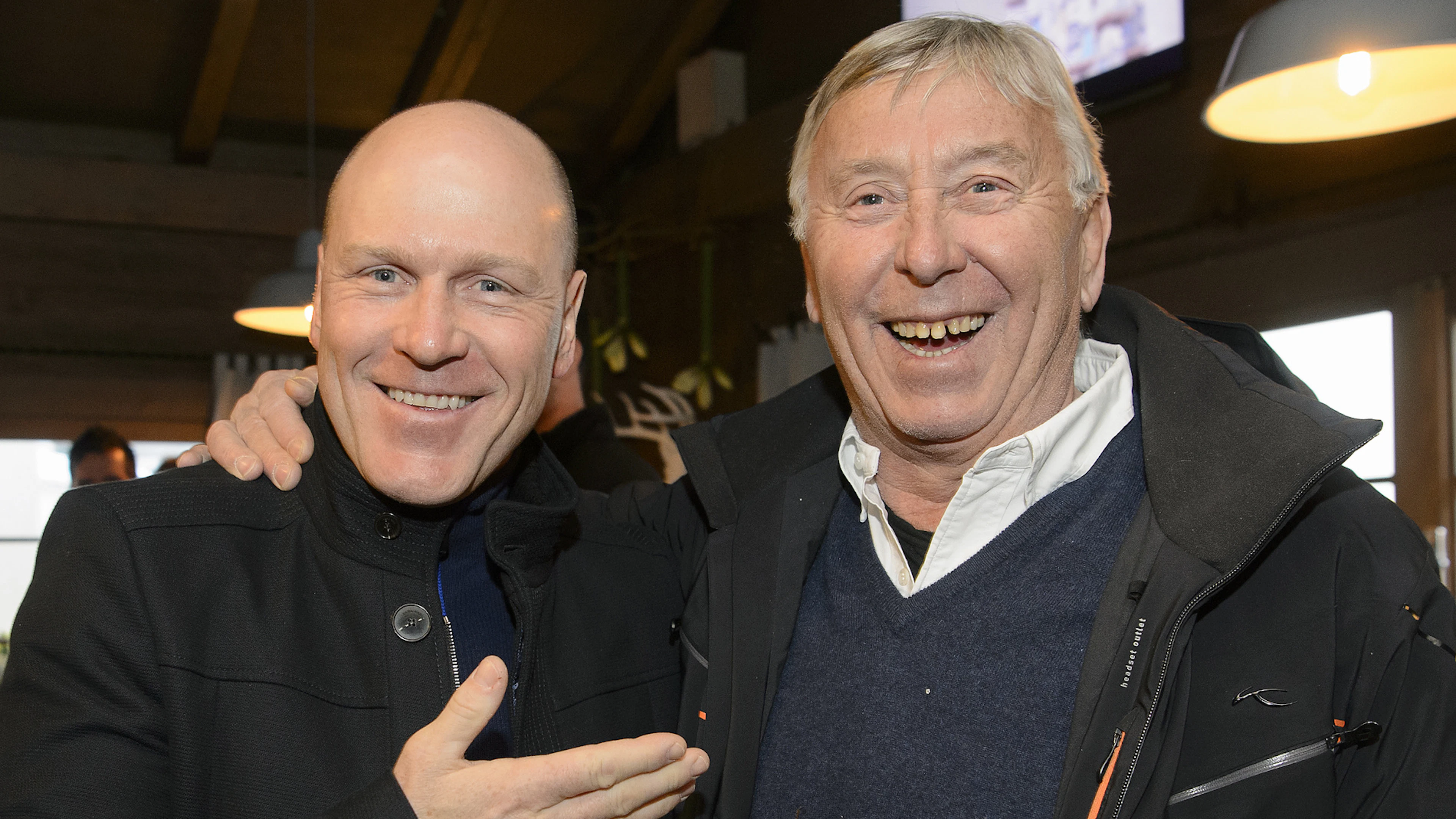 Der ehemalige Schweizer Skirennfahrer Didier Cuche (links) und der ehemalige Schweizer Skirennfahrer Roland Collombin (rechts) posieren während des «All Star Day» anlässlich des FIS-Alpinski-Weltcup-Finales in St. Moritz, Schweiz, am Mittwoch, dem 16. März 2016. (KEYSTONE/Jean-Christophe Bott)