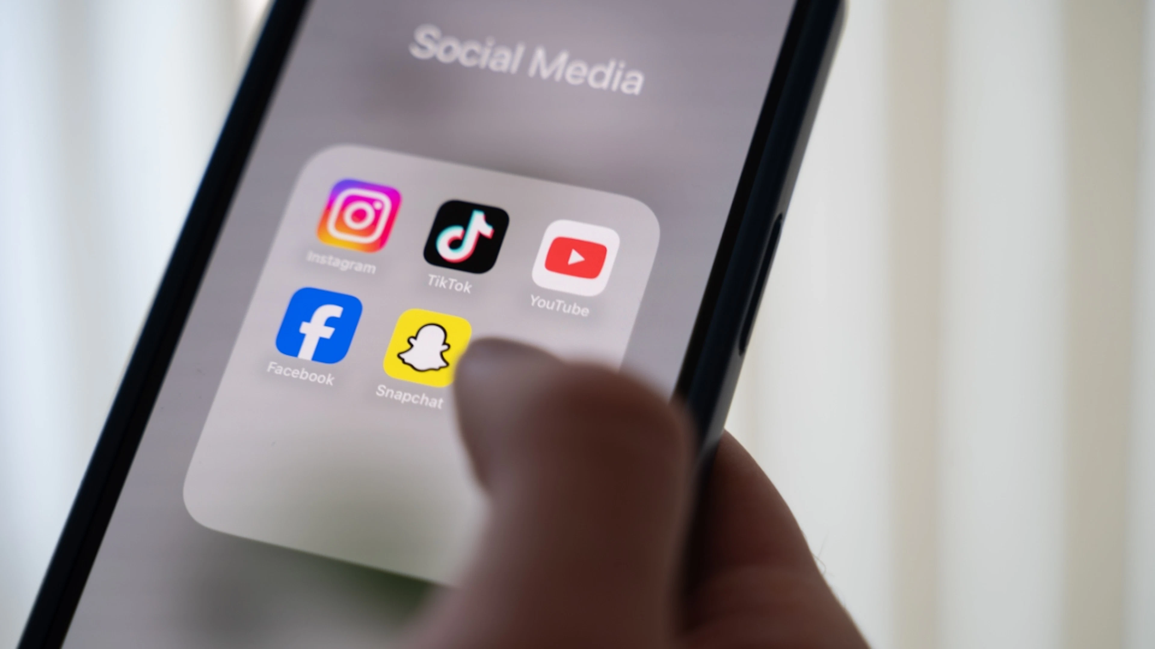 Endloses Scrollen: Instagram und Facebook bergen laut der EU-Kommission ein zu hohes Suchtrisiko für Minderjährige. (Archivbild)