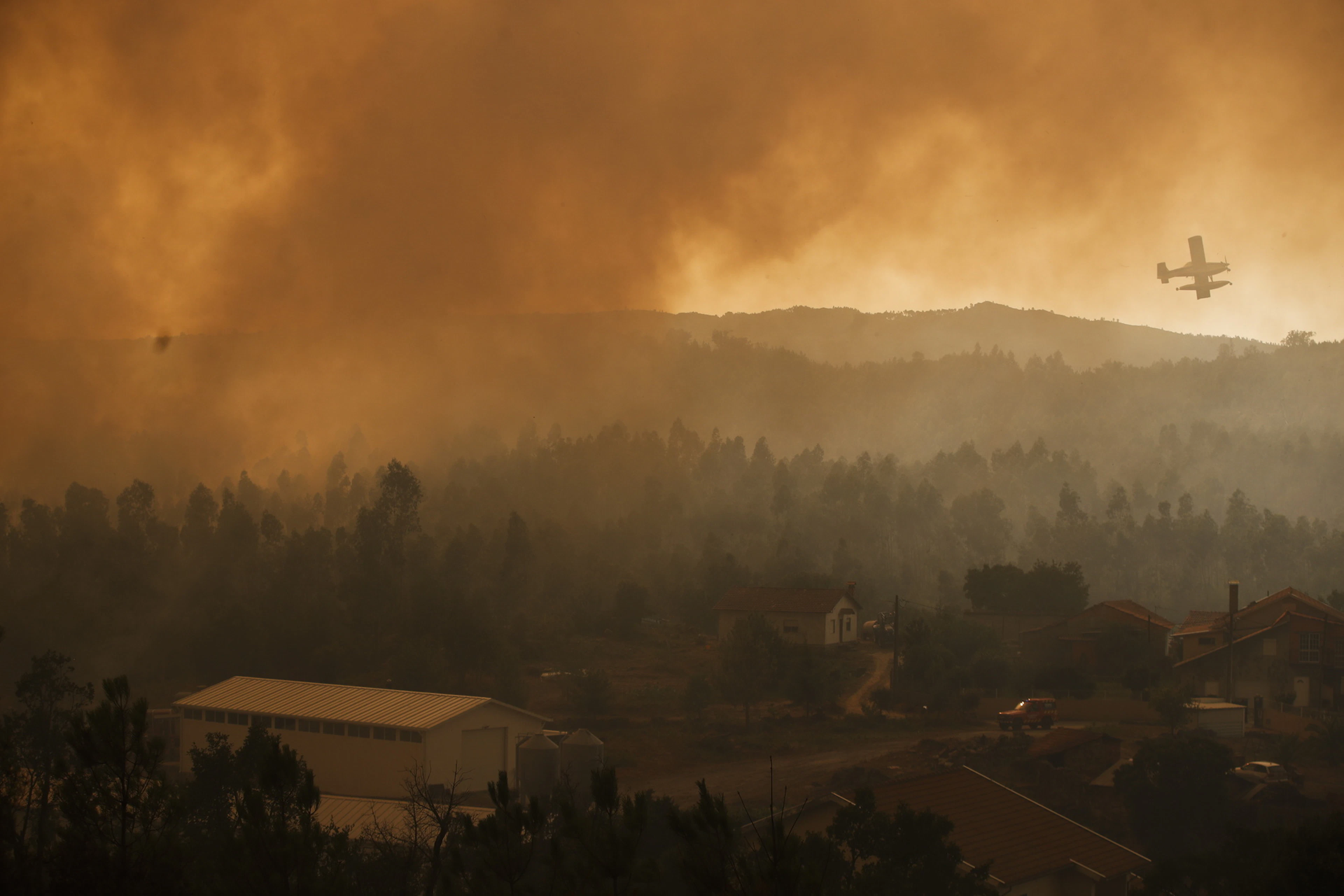 Ein Löschflugzeug bekämpft die Flammen des Waldbrands nahe der portugiesischen Kleinstadt Vouzela am 4. Juli.