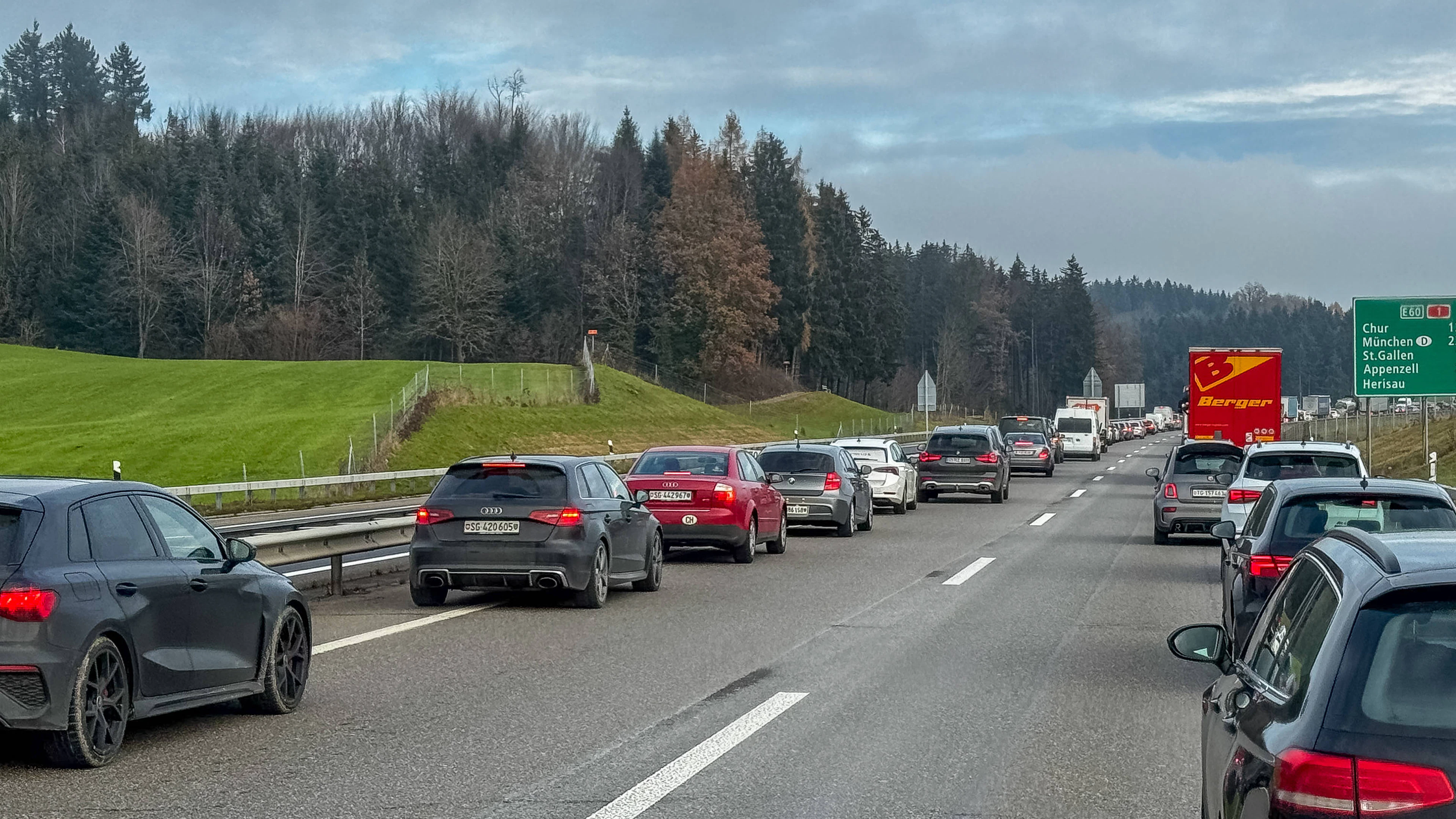 Bei zwei Spuren, fahren die linksfahrenden Autos ganz nach links und die rechtsfahrenden ganz nach rechts.