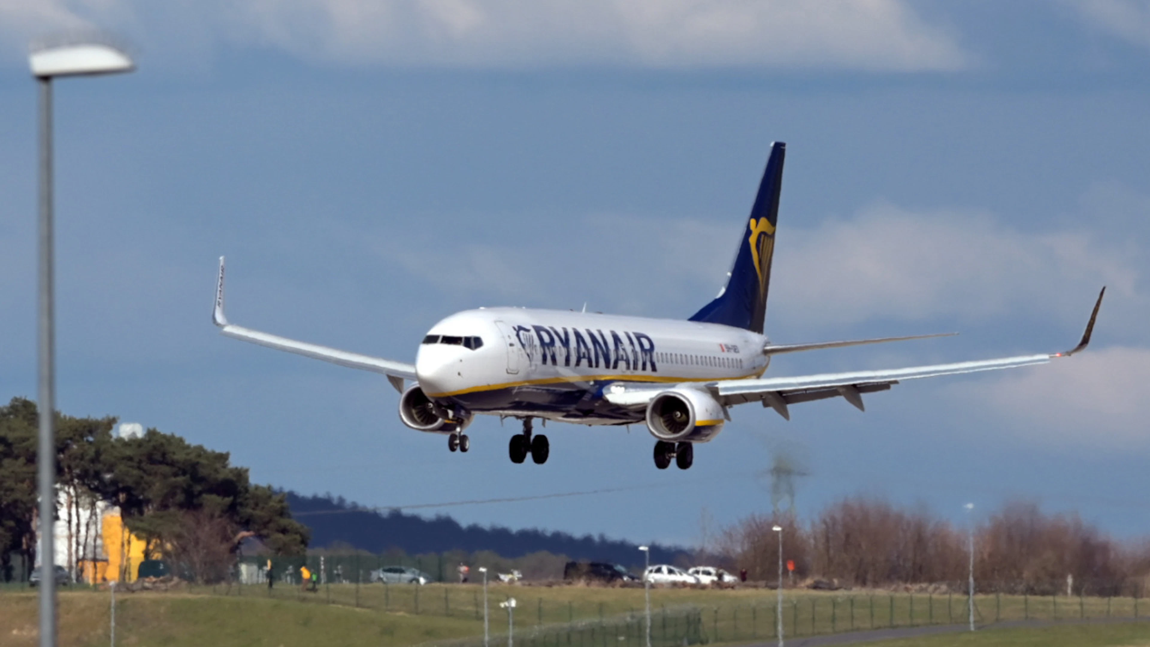 ARCHIV – Eine Flugzeug der Gesellschaft Ryanair. Foto: Soeren Stache/dpa-Zentralbild/dpa/Symbolbild