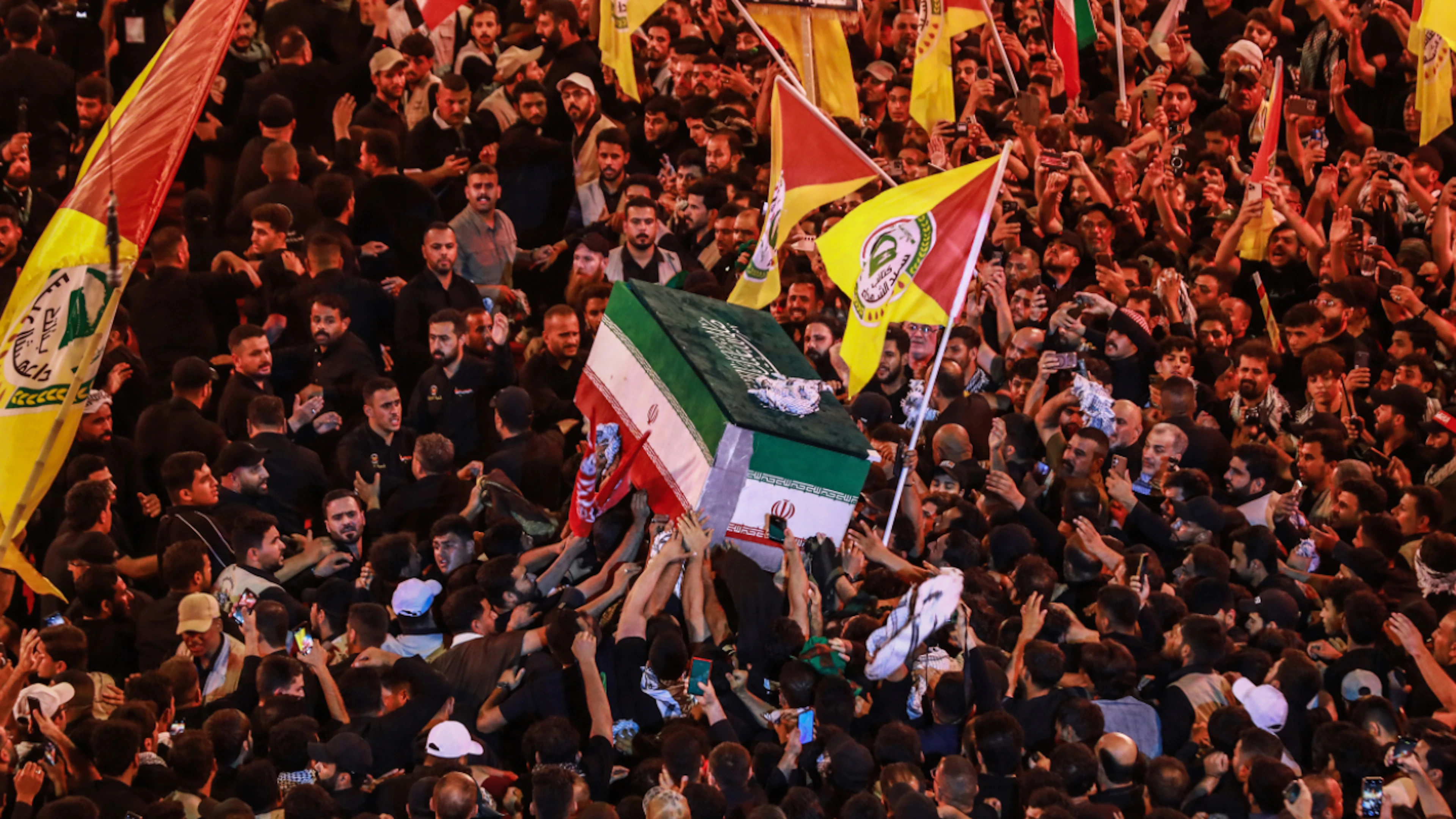 Trauernde nehmen am Trauerzug für den verstorbenen obersten Führer des Iran, Ajatollah Ali Chamenei, am Imam-Hussein-Schrein in Kerbela teil. Foto: Ameer Al-Mohammedawi/dpa