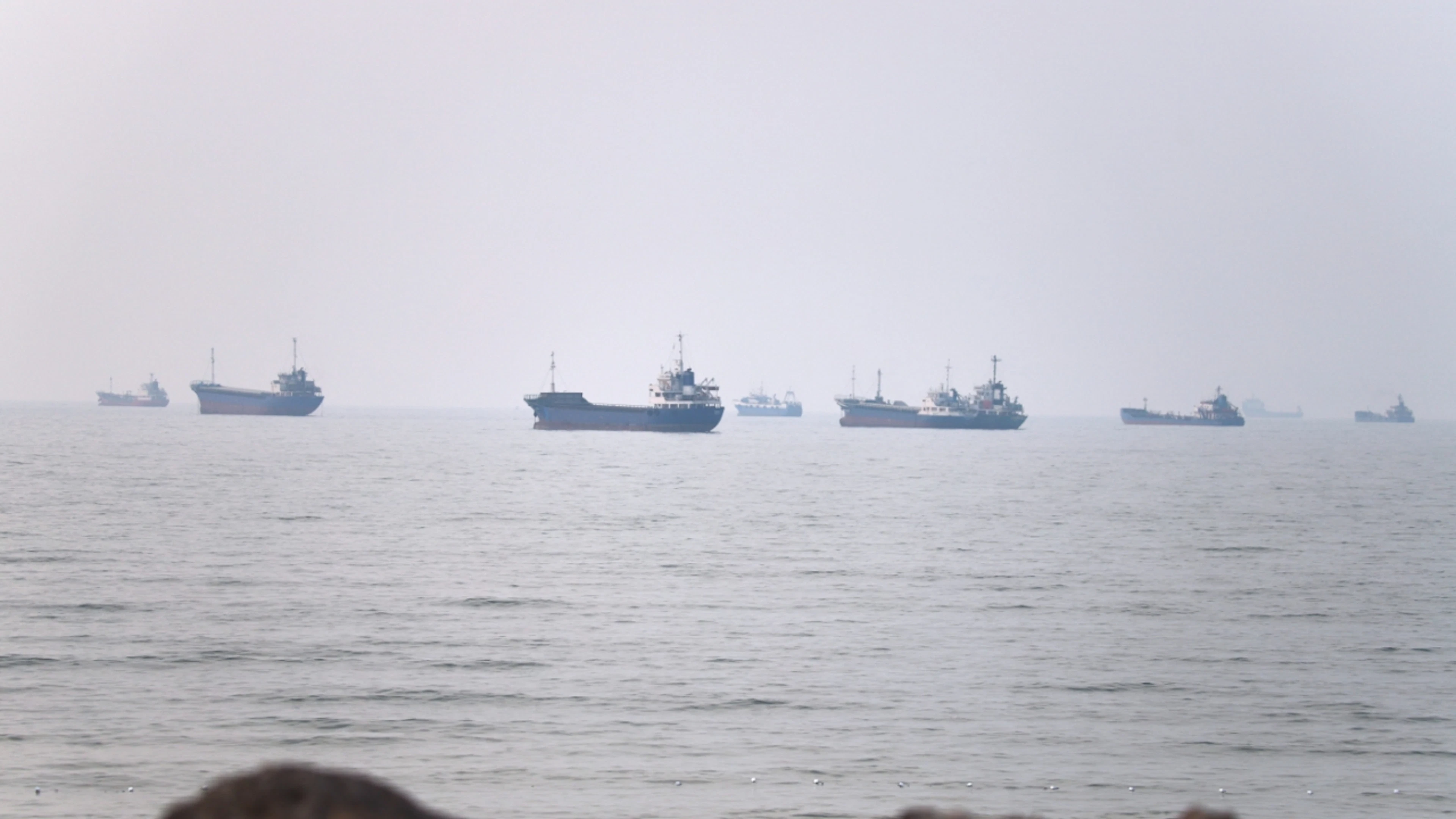 Apparentemente il traffico marittimo attraverso lo Stretto di Hormuz non si è fermato dopo i nuovi recenti raid degli Stati Uniti contro l'Iran.