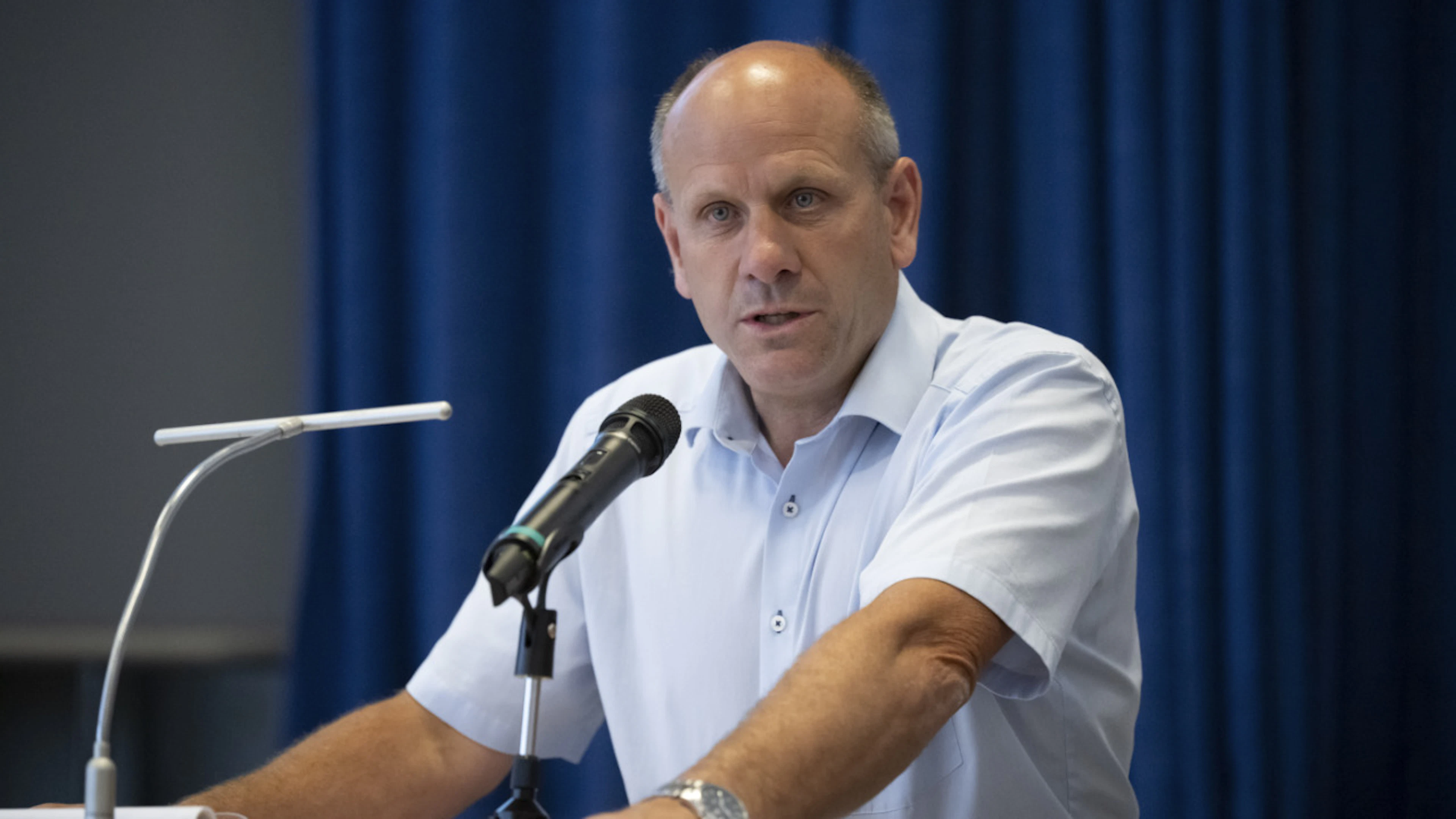 Daniel Albertin sindaco di Albula/Alvra (GR), di cui Brienz/Brinzauls fa parte, all'assemblea comunale di ieri.