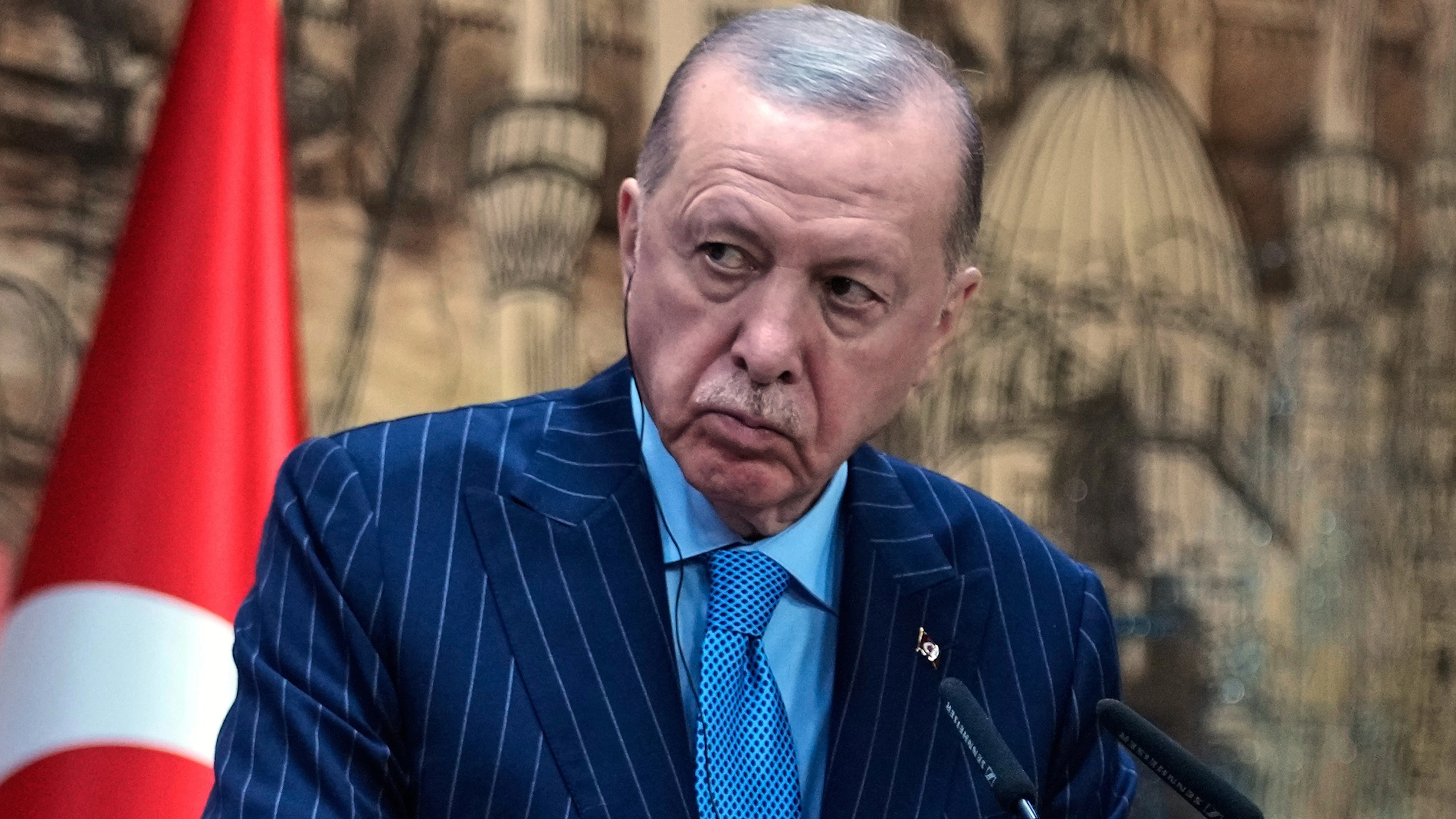 Ecco il curioso dono del presidente turco Erdogan ai colleghi incontrati ad Ankara