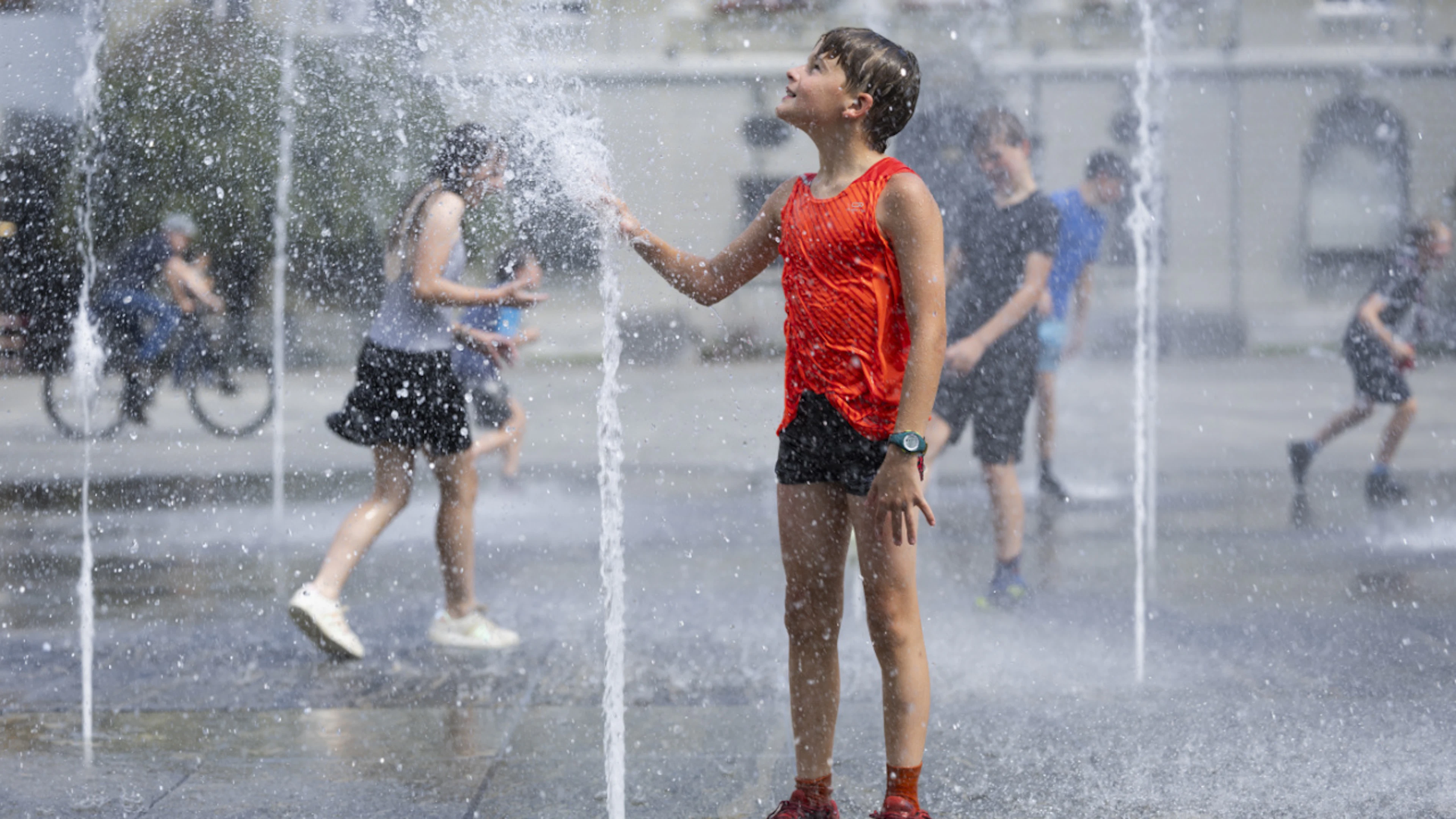 Die Wasserfontänen auf dem Berner Bundesplatz dürften bis weit in die kommende Woche hinein zur Abkühlung sehr gefragt bleiben. (Archivbild)