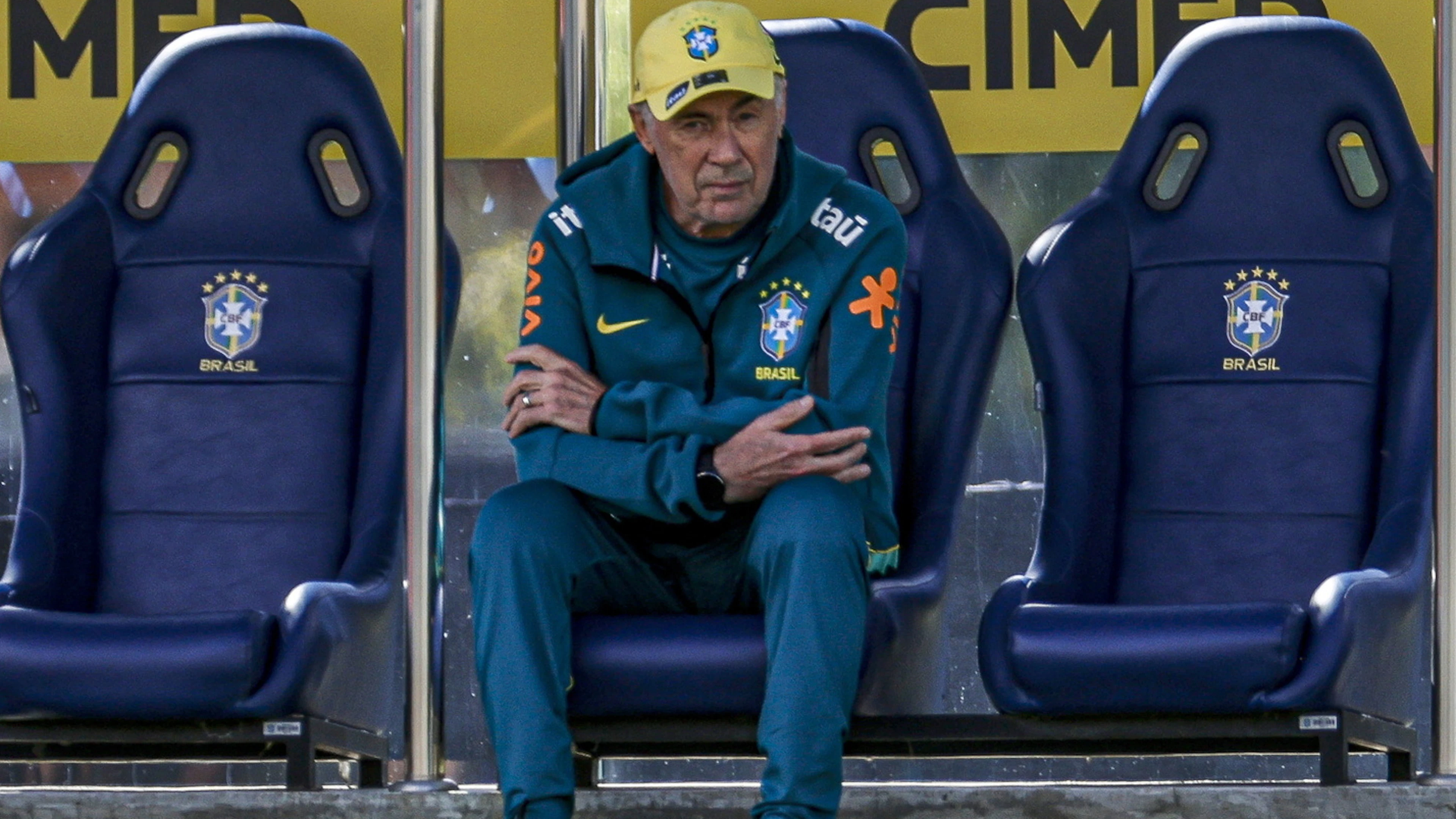 Romario spara a zero su Carlo Ancelotti: «Lo manderei all'inferno, gli straccerei il contratto»