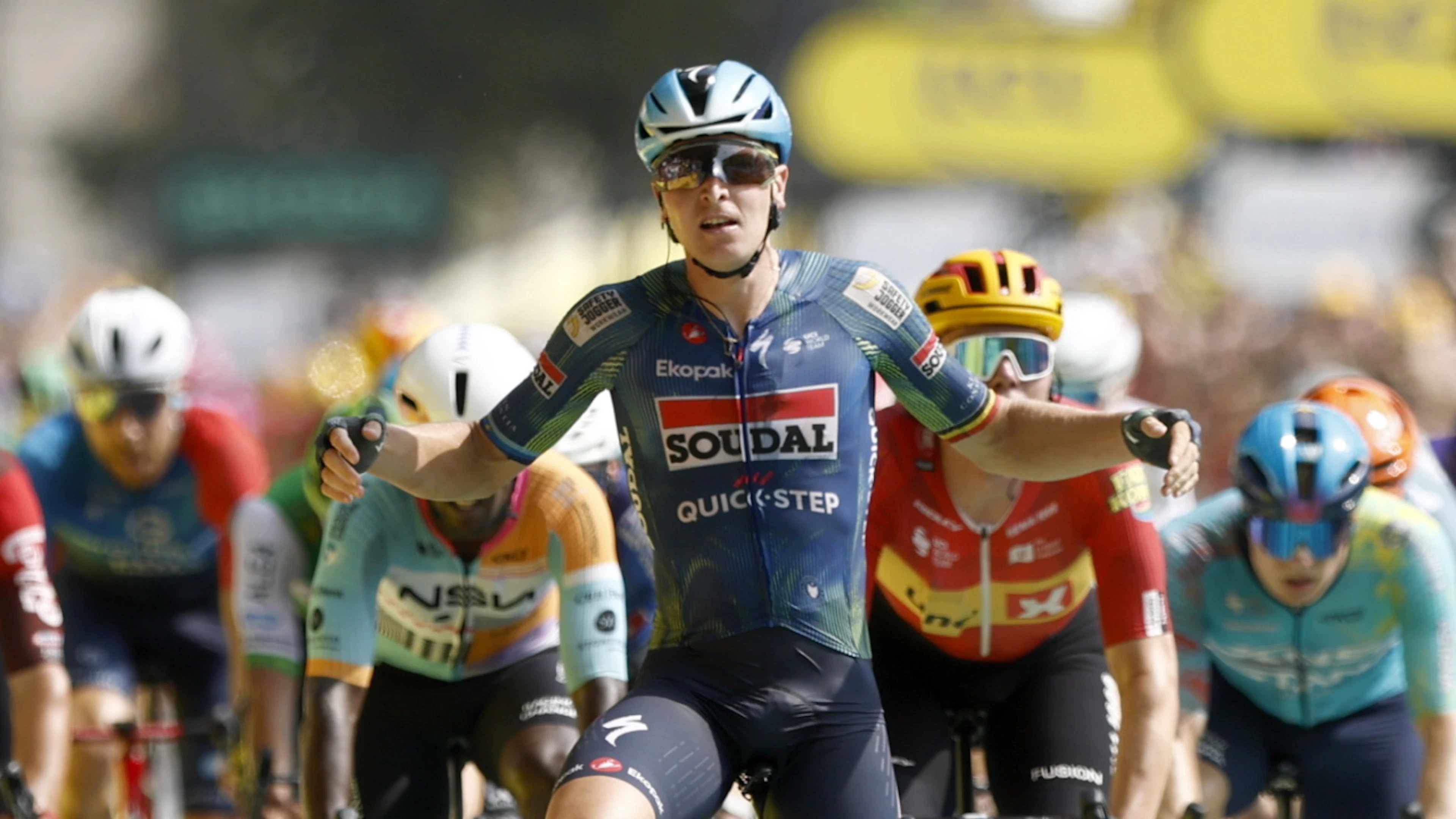 Celebrated as the winner at the sprint finish in Bordeaux at the end of Stage 7: Tim Merlier