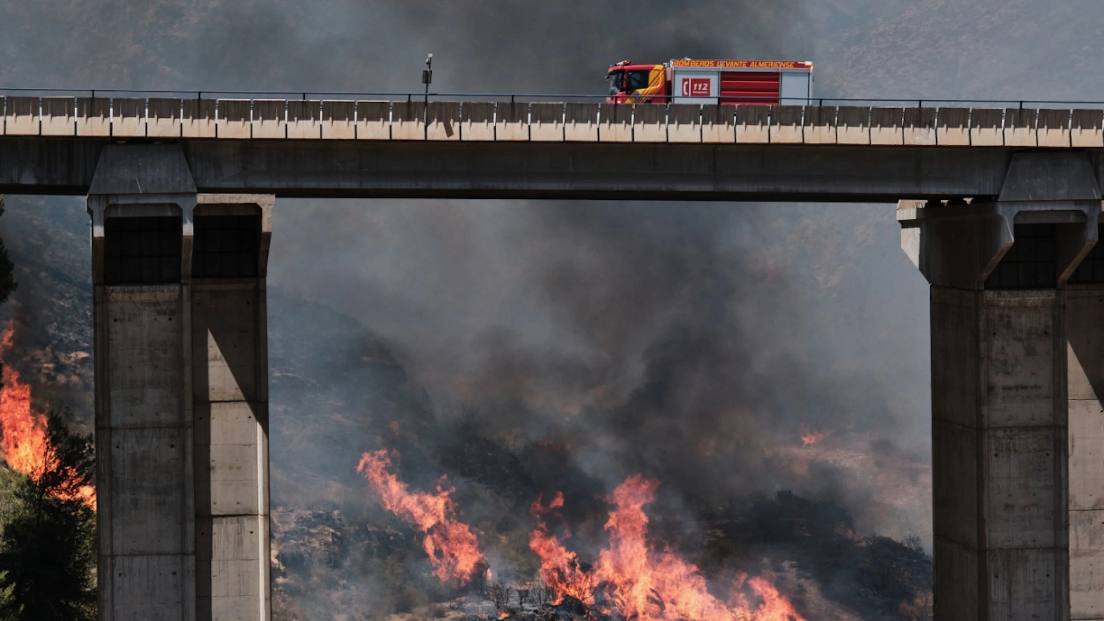 dpatopbilder – Ein Feuerwehrfahrzeug neben einem Waldbrand in Los Gallardos bei AlmerÌa. Foto: Gregorio Marrero/AP/dpa