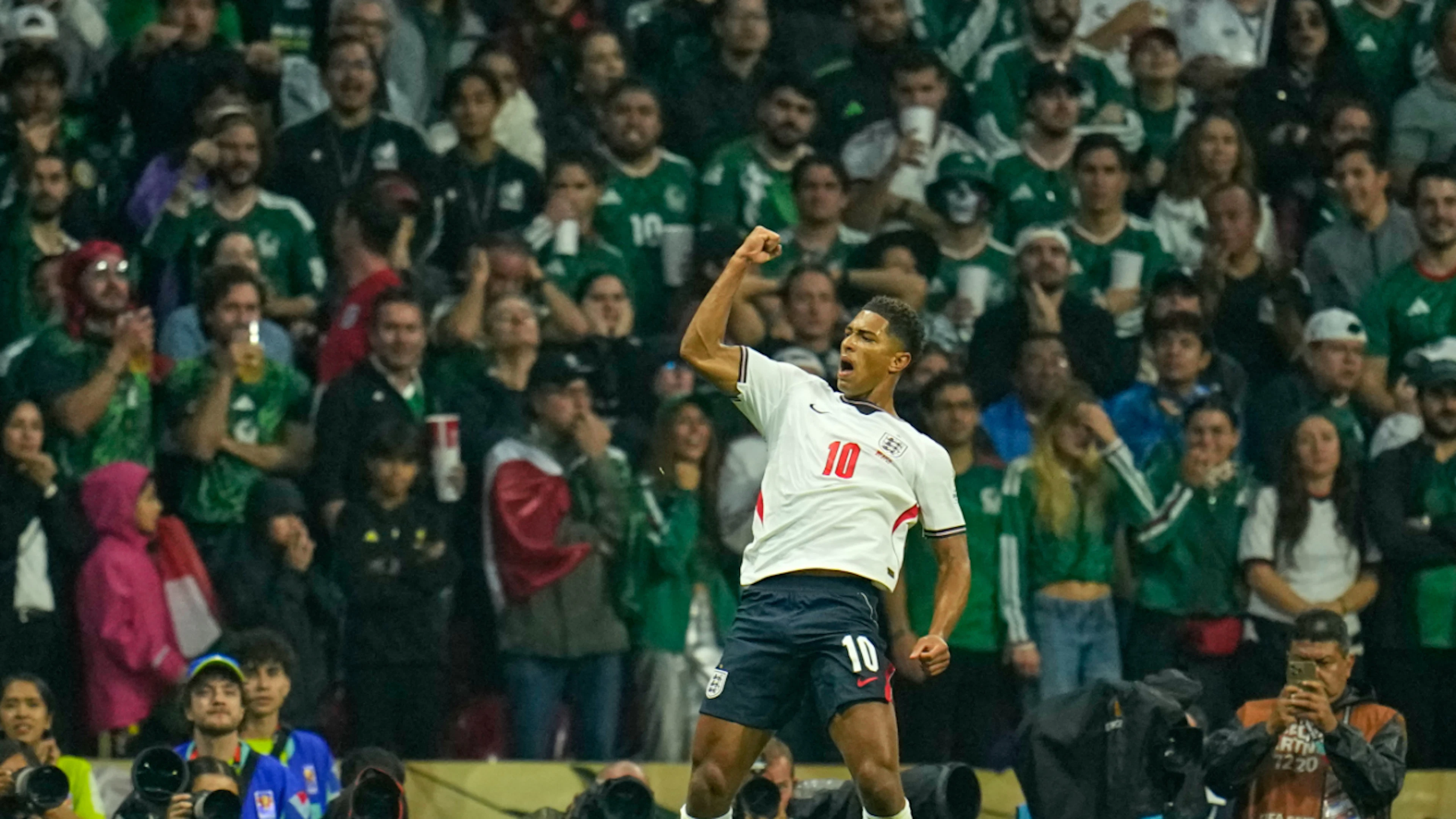 English fans celebrate at the Azteca Stadium: Jude Bellingham led the “Three Lions” to victory over co-host Mexico in the Round of 16 with two goals.