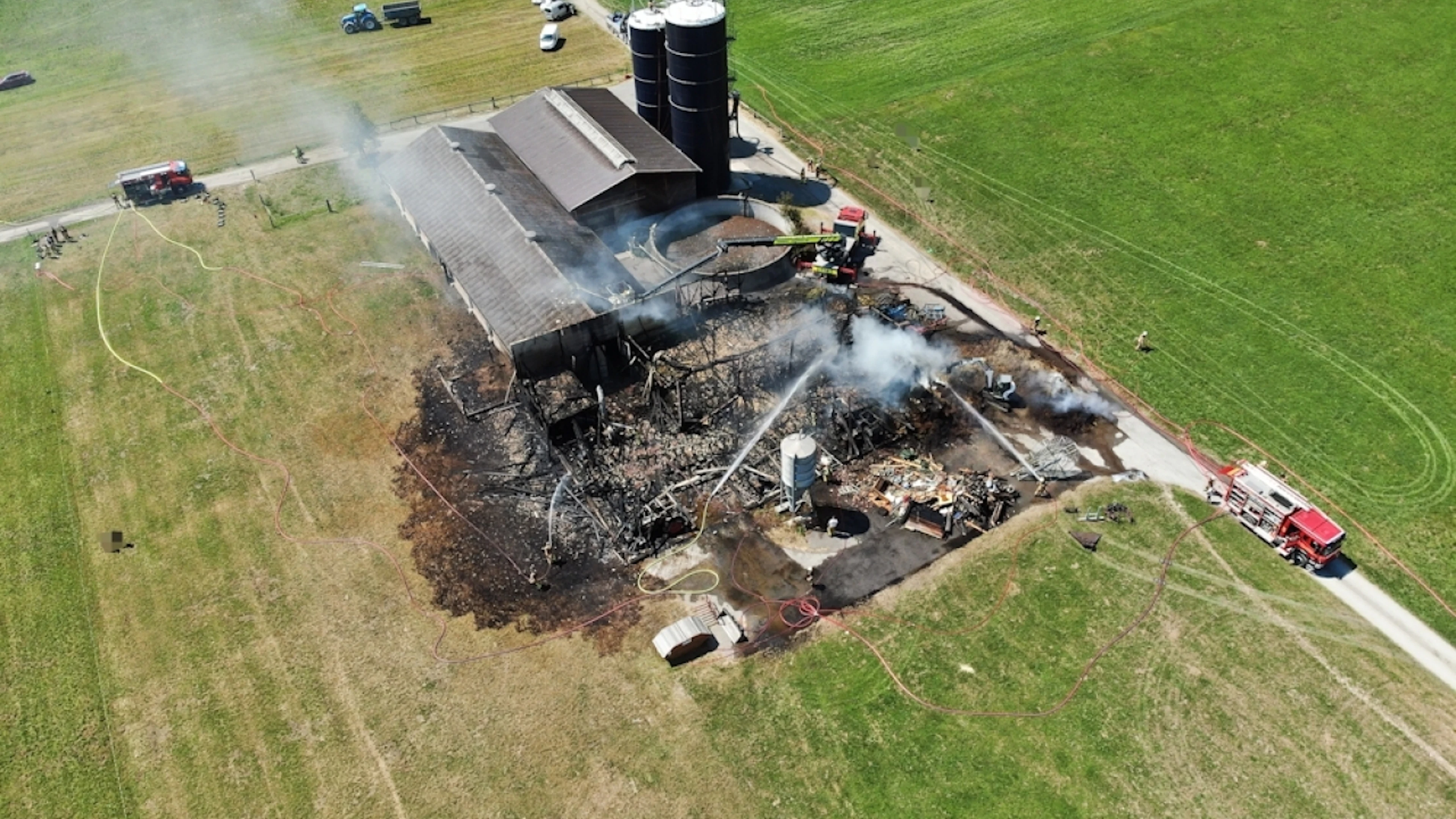Durante le operazioni di spegnimento di un'azienda agricola in fiamme a Sax, un pompiere ha subito un malore.