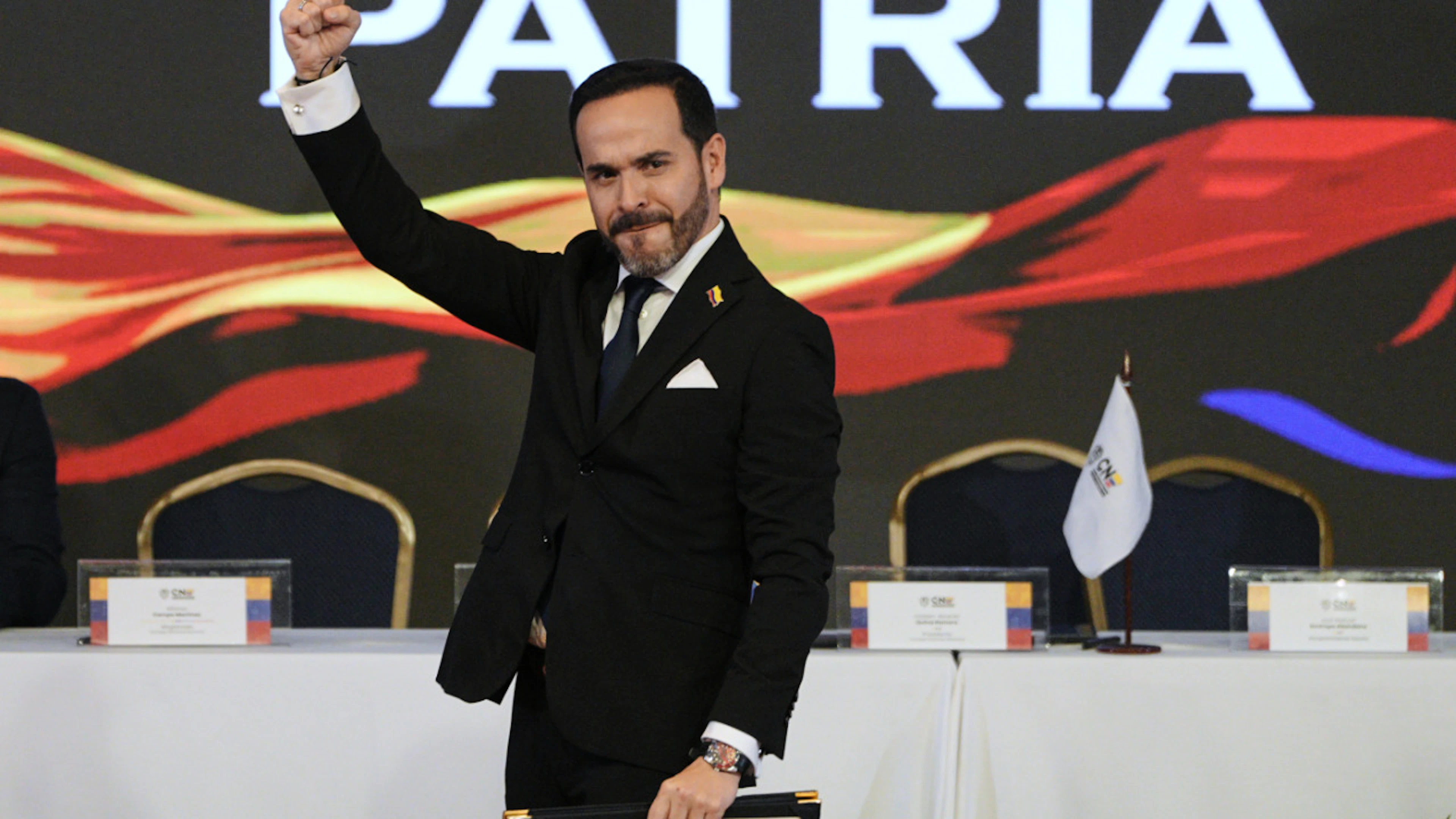 ARCHIV – Der gewählte Präsident von Kolumbien Abelardo de la Espriella reckt die Faust in die Höhe, nachdem er seine Beglaubigungsschreiben vom Nationalen Wahlrat entgegengenommen hat. Foto: Ivan Valencia/AP/dpa
