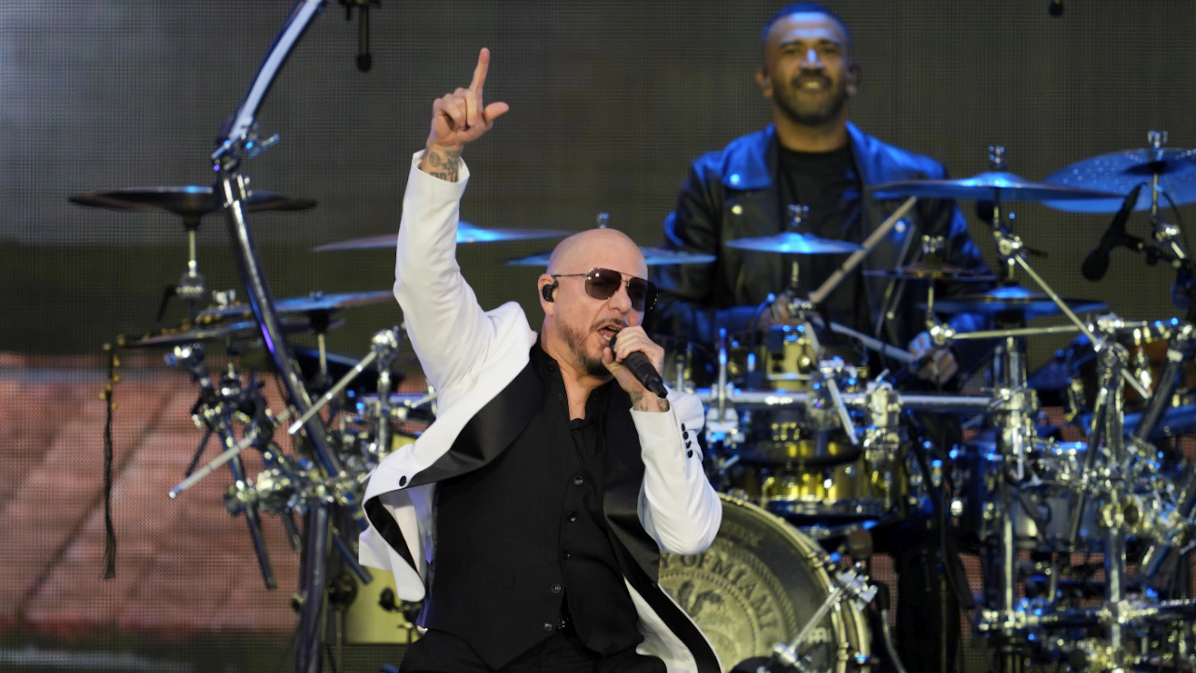 Un record pour Pitbull grâce à une foule de faux chauves