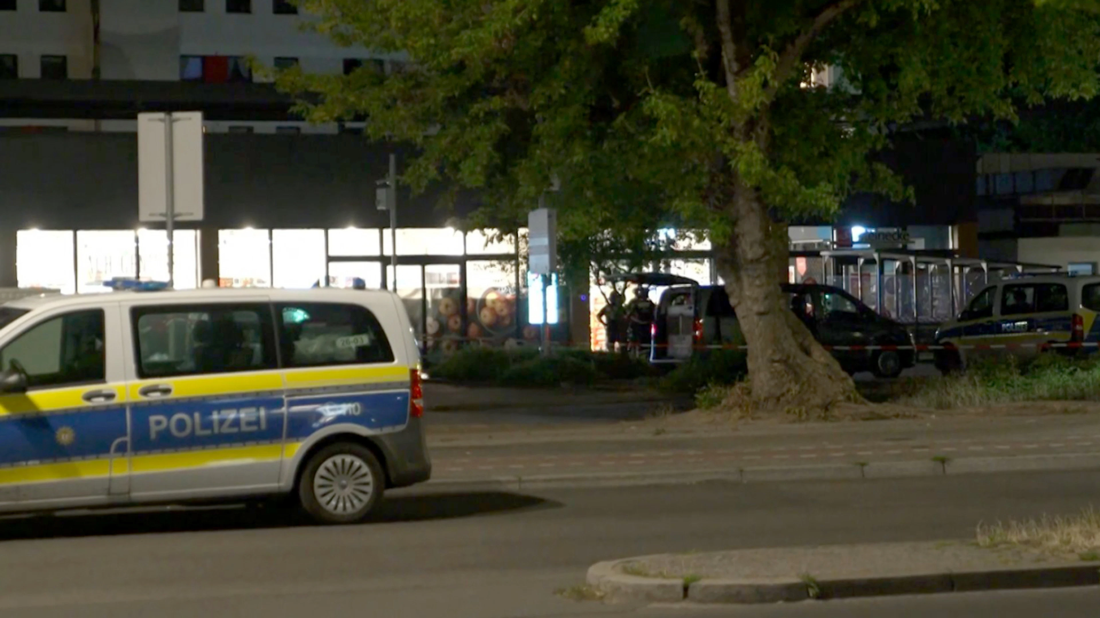 Police officers are on the scene at a supermarket. According to police, a hostage situation is underway at a supermarket in Berlin. Photo: Marco Porzig/dpa
