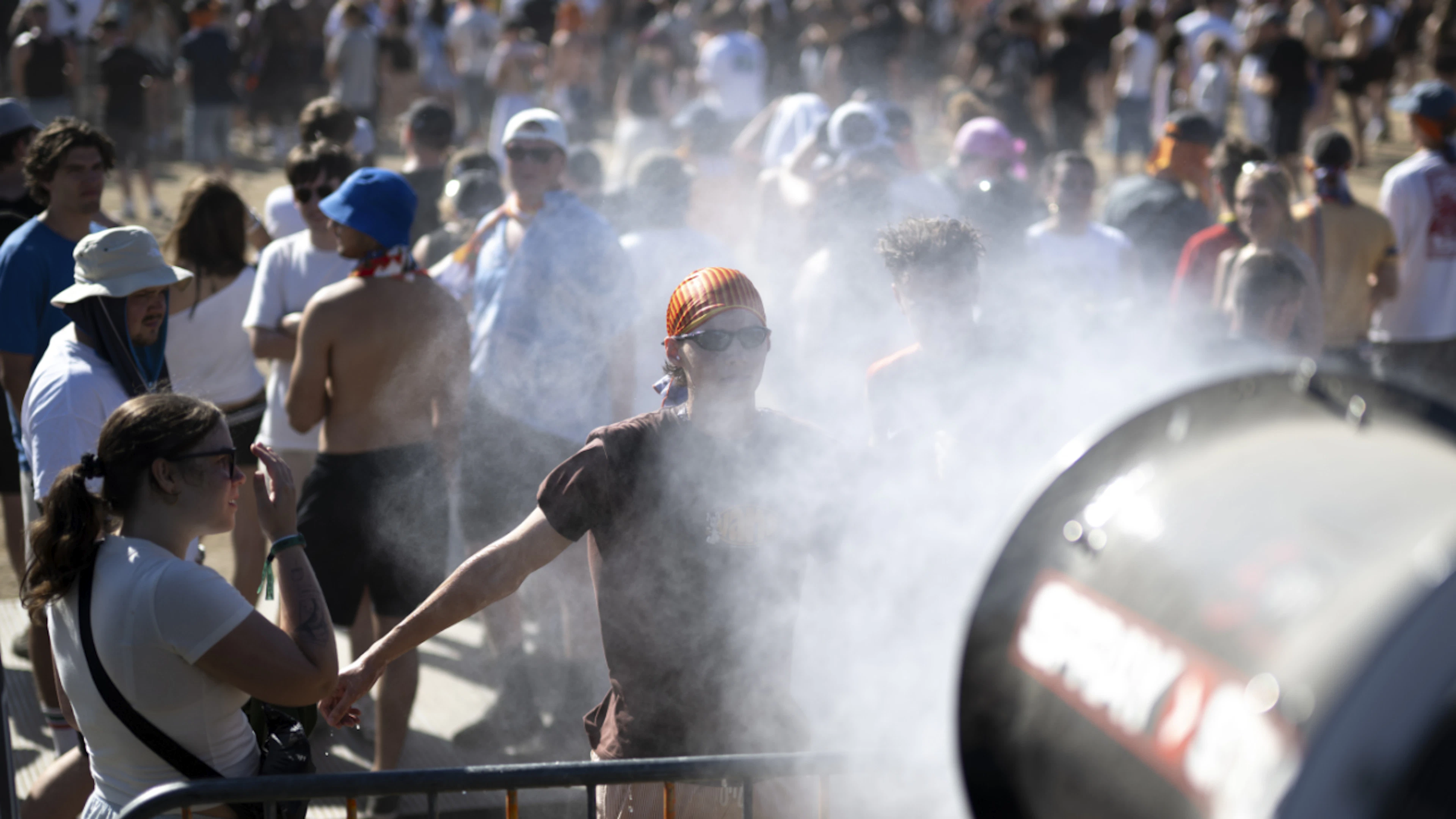 En raison des températures élevées, l'Openair Frauenfeld a pris des mesures supplémentaires pour protéger les spectatrices et les spectateurs. Des canons à neige ont ainsi permis d'apporter un rafraîchissement bienvenu tout au long de la journée.