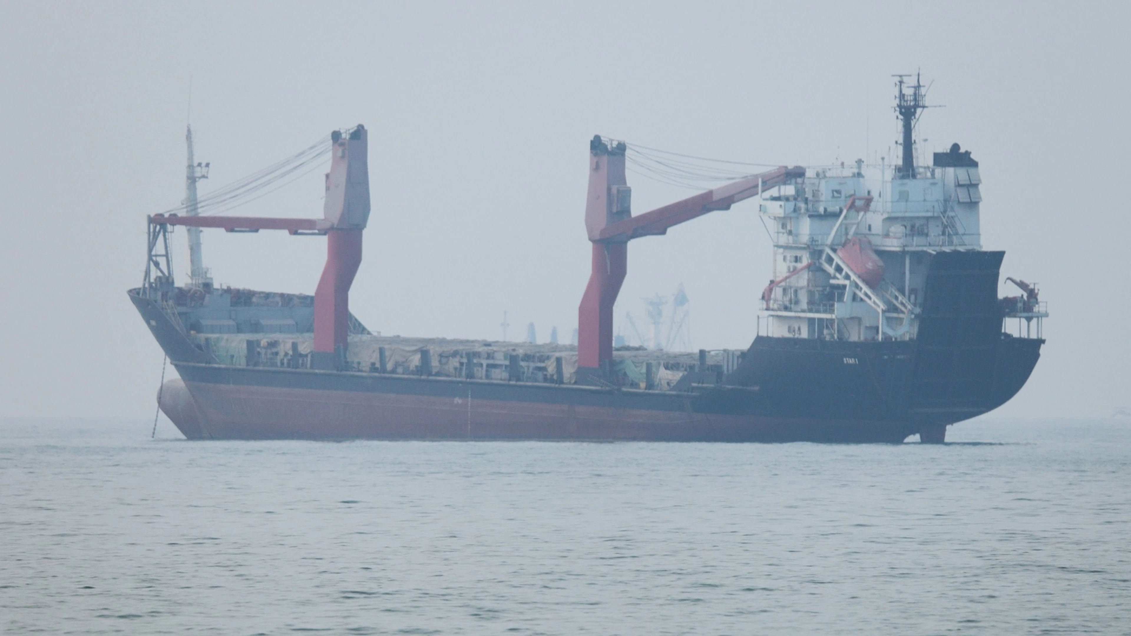 Una nave da carico appare all'ancora nello Stretto di Hormuz.