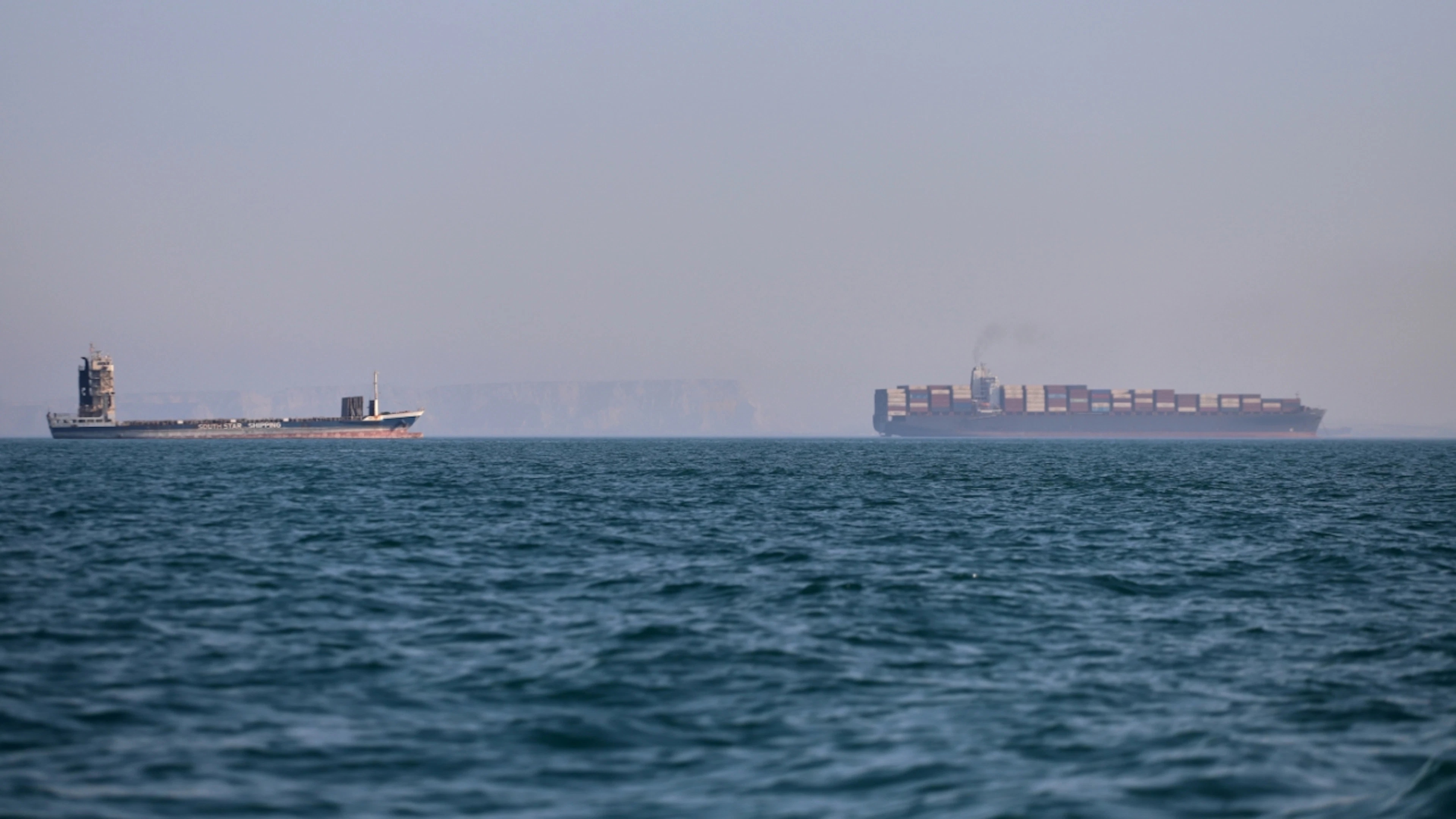 Portacontainer nello Stretto di Hormuz. (foto d'archivio)