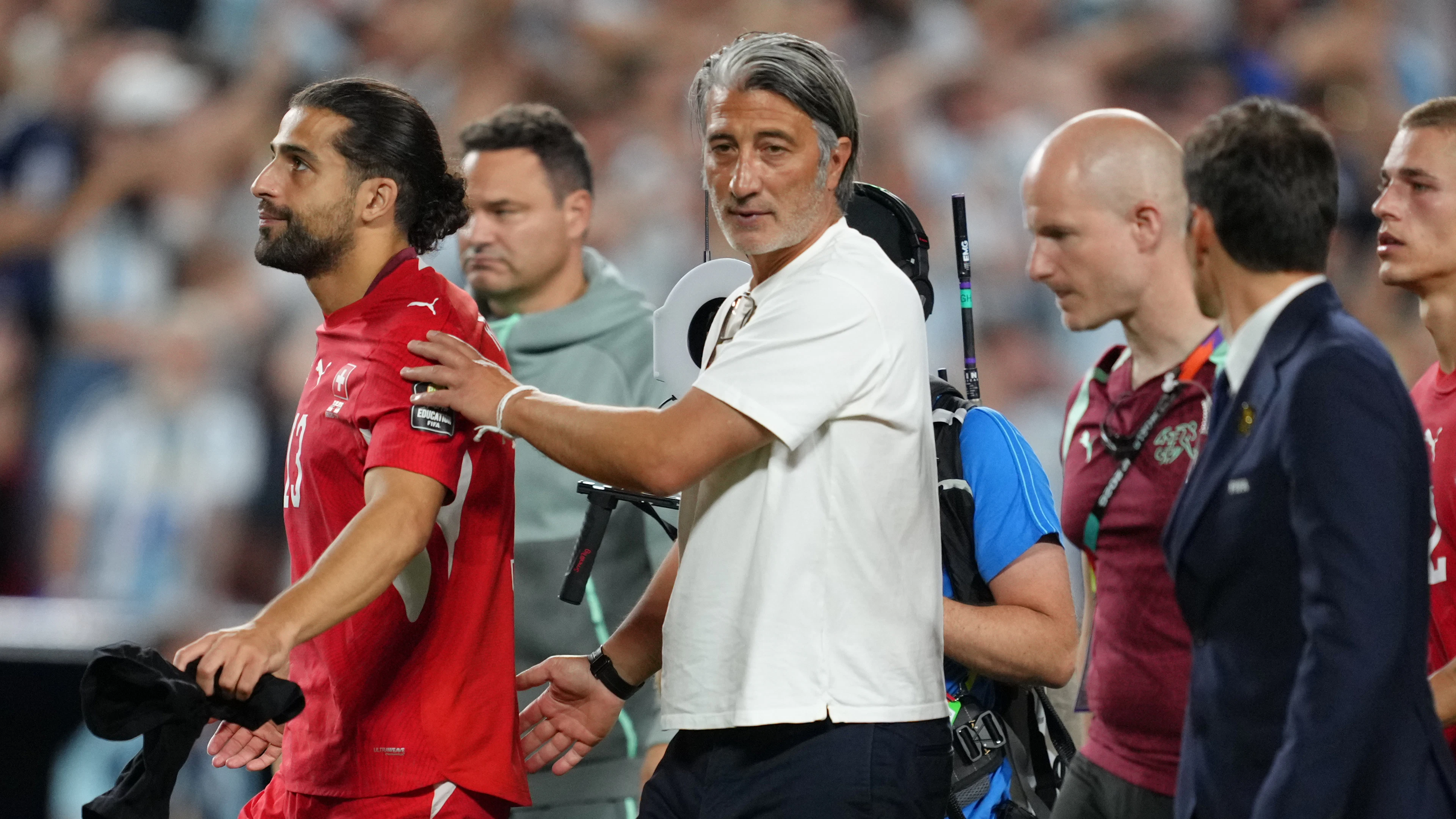 Murat Yakin tobt gegen den Schiri