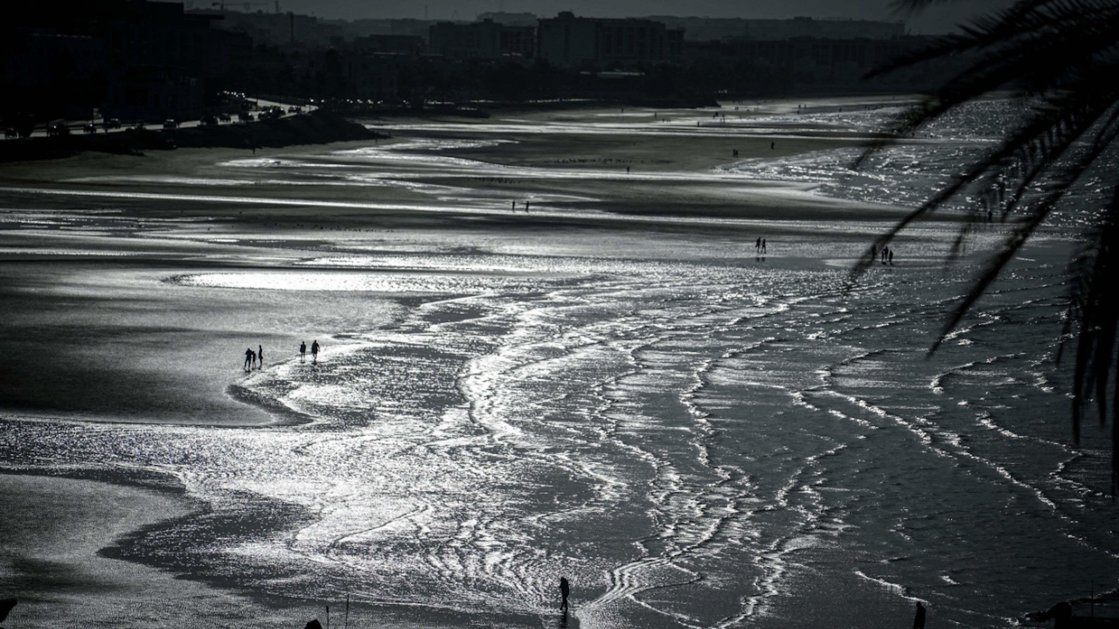 ARCHIV – Das Meer reflektiert am Strand von Maskat die Sonne. Foto: Kay Nietfeld/dpa