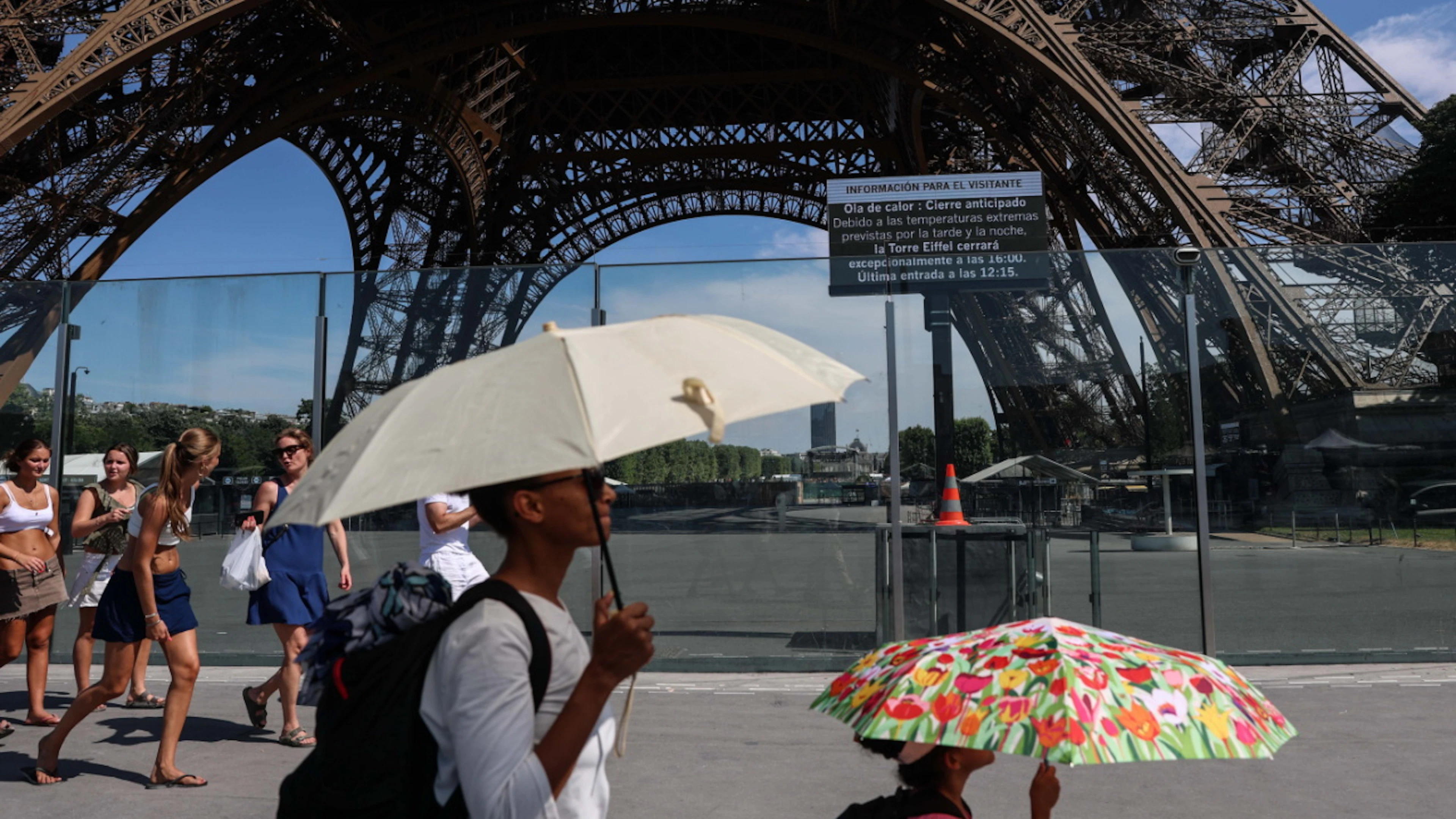 A Paris, la tour Eiffel a avancé son heure de fermeture à 16h00 en raison de la canicule.