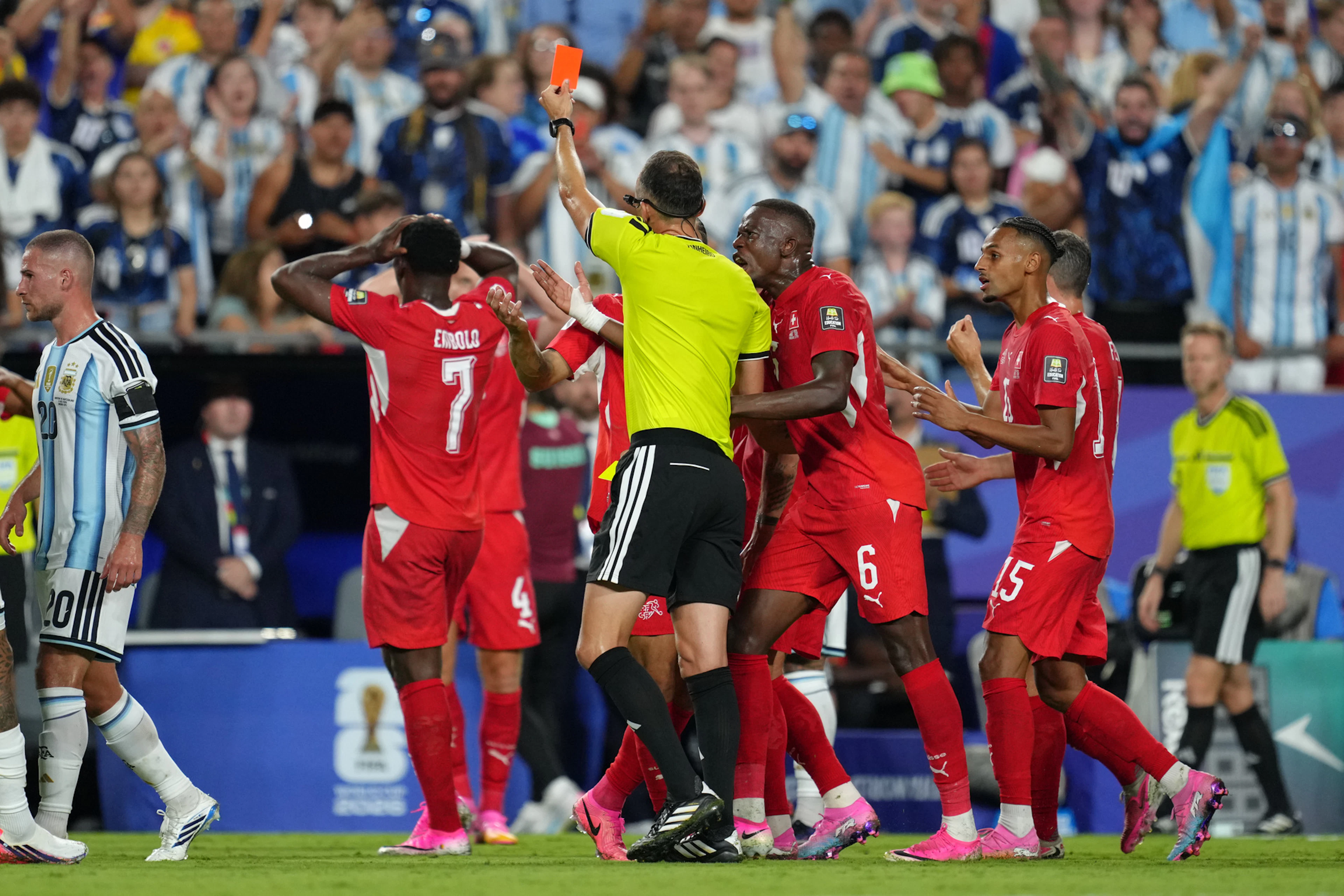 L'arbitro portoghese Joao Pinheiro espelle lo svizzero Breel Embolo (7) durante la partita dei quarti di finale dei Mondiali di calcio tra Argentina e Svizzera, disputata sabato 11 luglio 2026 a Kansas City, nel Missouri. (AP Photo/Ed Zurga)