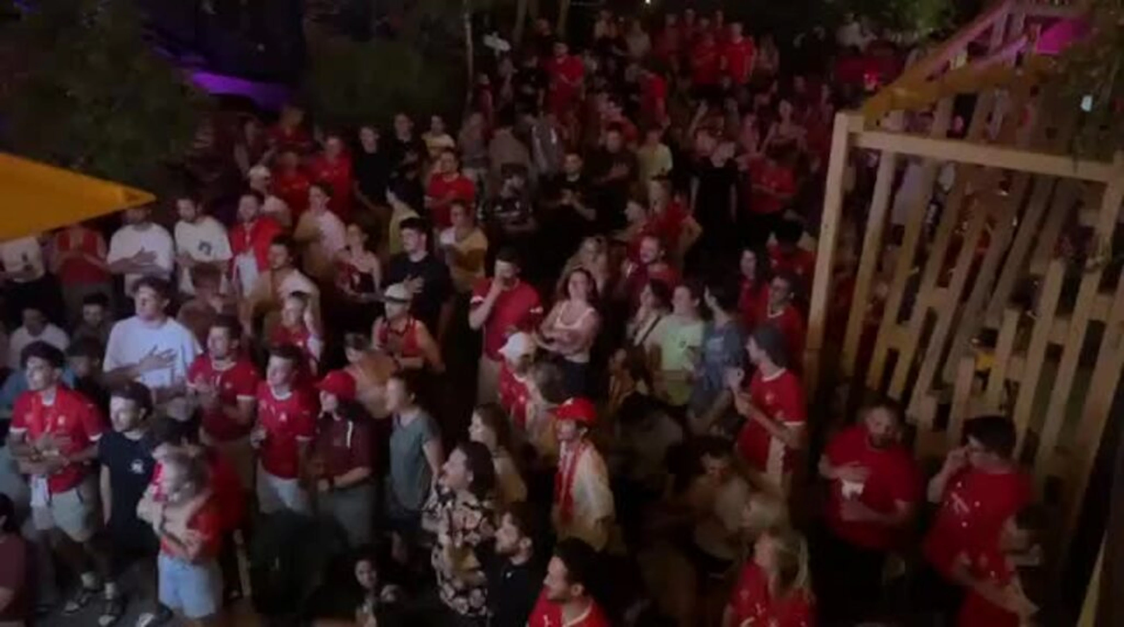 Hier singen Hunderte die Nationalhymne