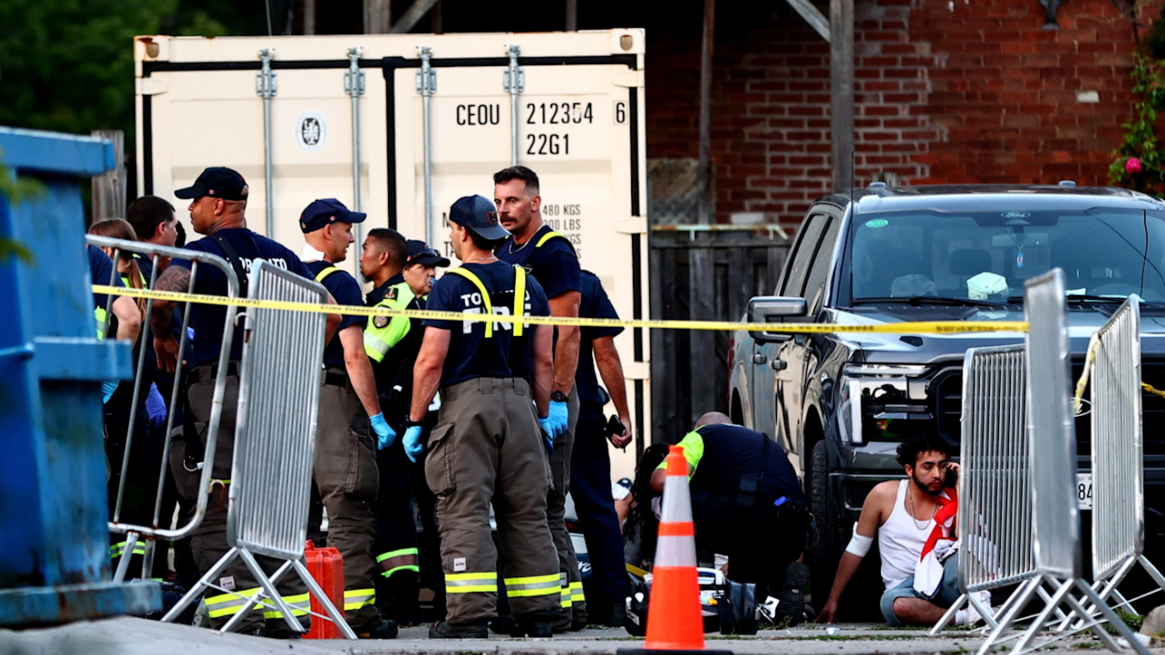 Rettungssanitäter rücken zu einem Vorfall bei der Veranstaltung «Salsa on St. Clair» in Toronto aus. Bei Schüssen auf einem Salsa-Festival in der kanadischen Stadt Toronto sind Menschen getötete worden. Foto: Keito Newman/The Canadian Press/AP/dpa