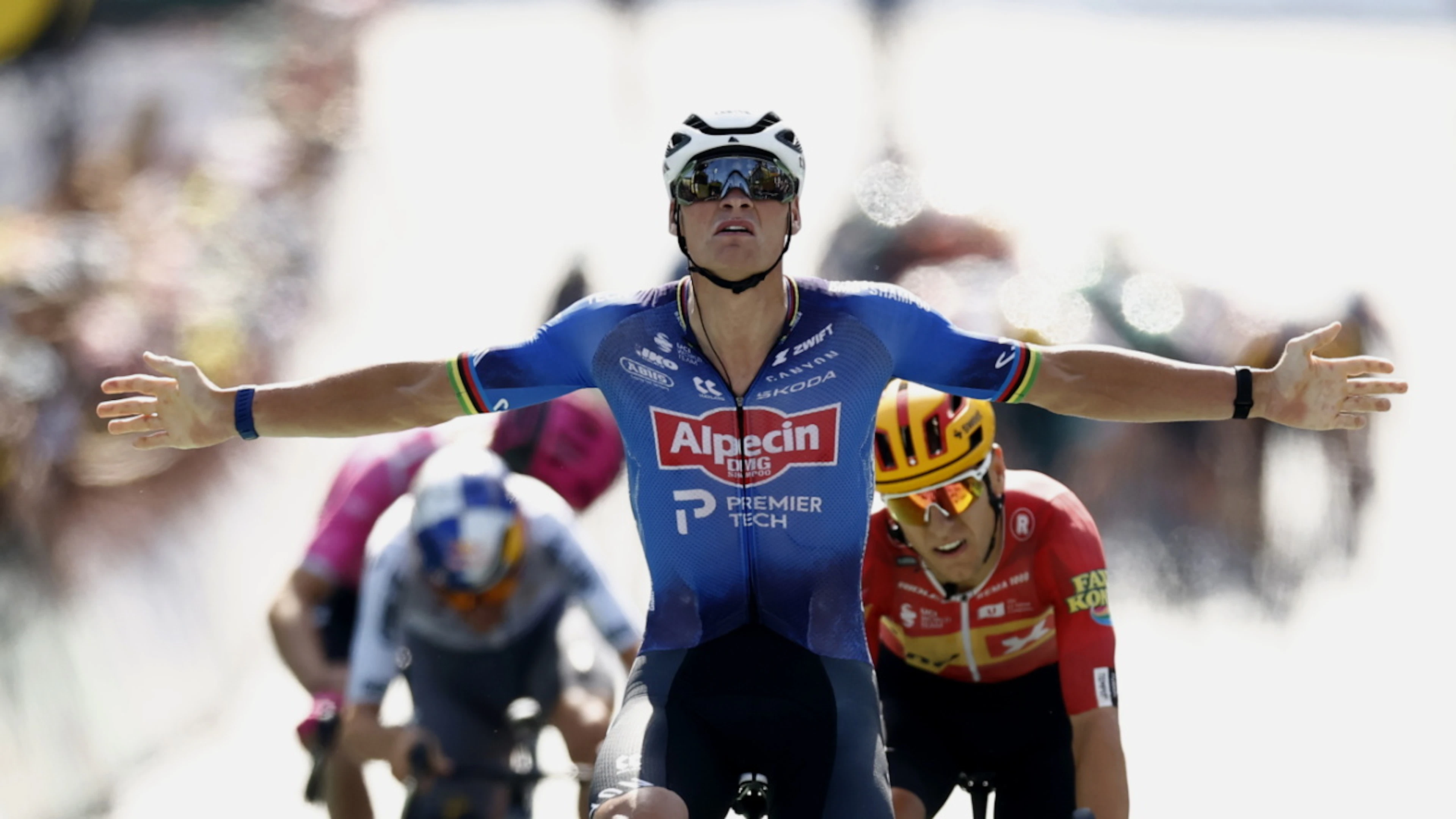 Mathieu van der Poel hat seine Fluchtkollegen und das heranstürmende Feld im Griff.