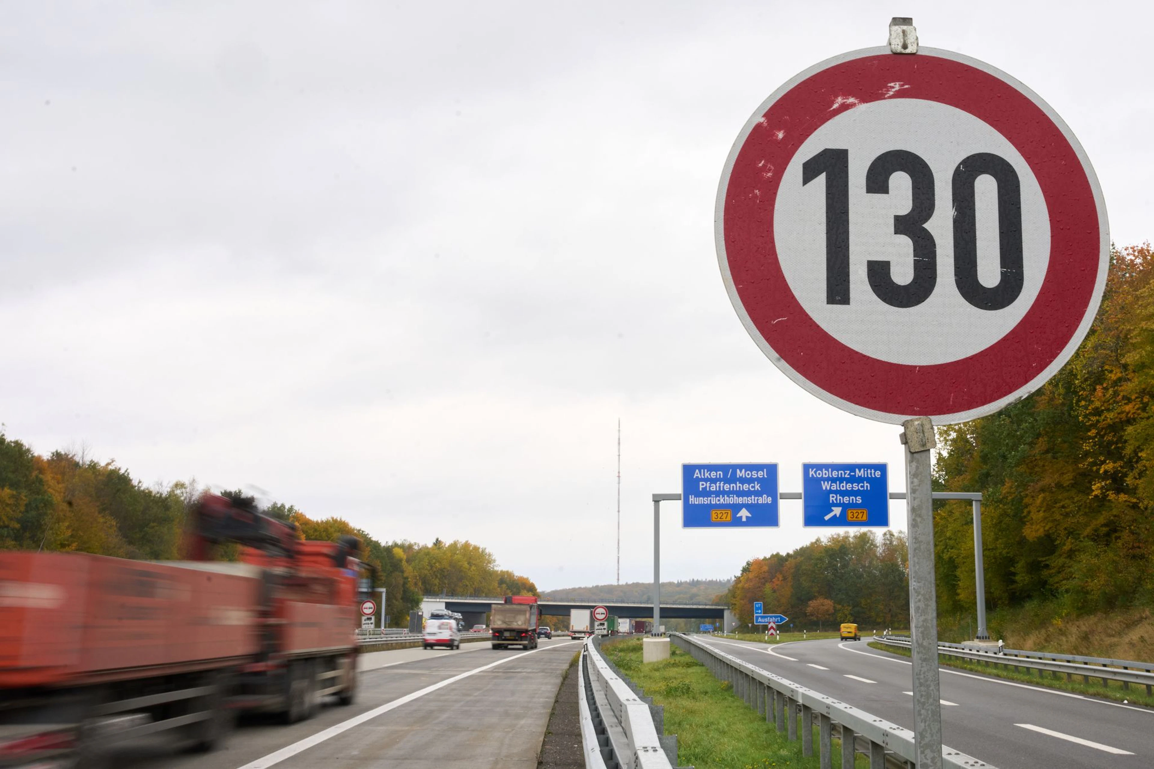 Wer etwa in Deutschland zu schnell fährt, soll bald ausgembremst werden.