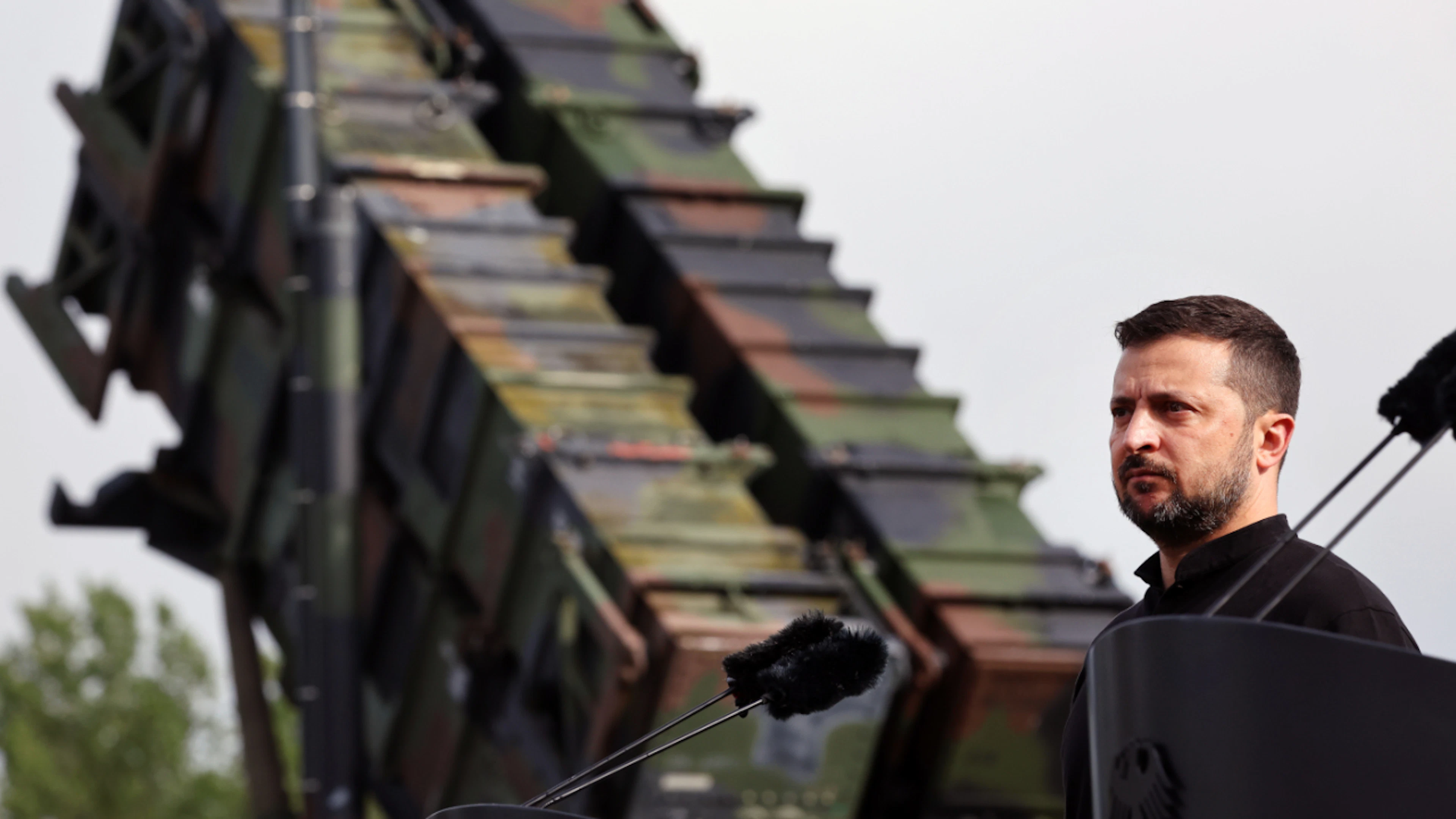 ARCHIVE – Volodymyr Zelenskyy, President of Ukraine, stands in front of a “Patriot” air defense missile system during his visit to a military training area. (Archive photo) Photo: Jens Büttner/dpa