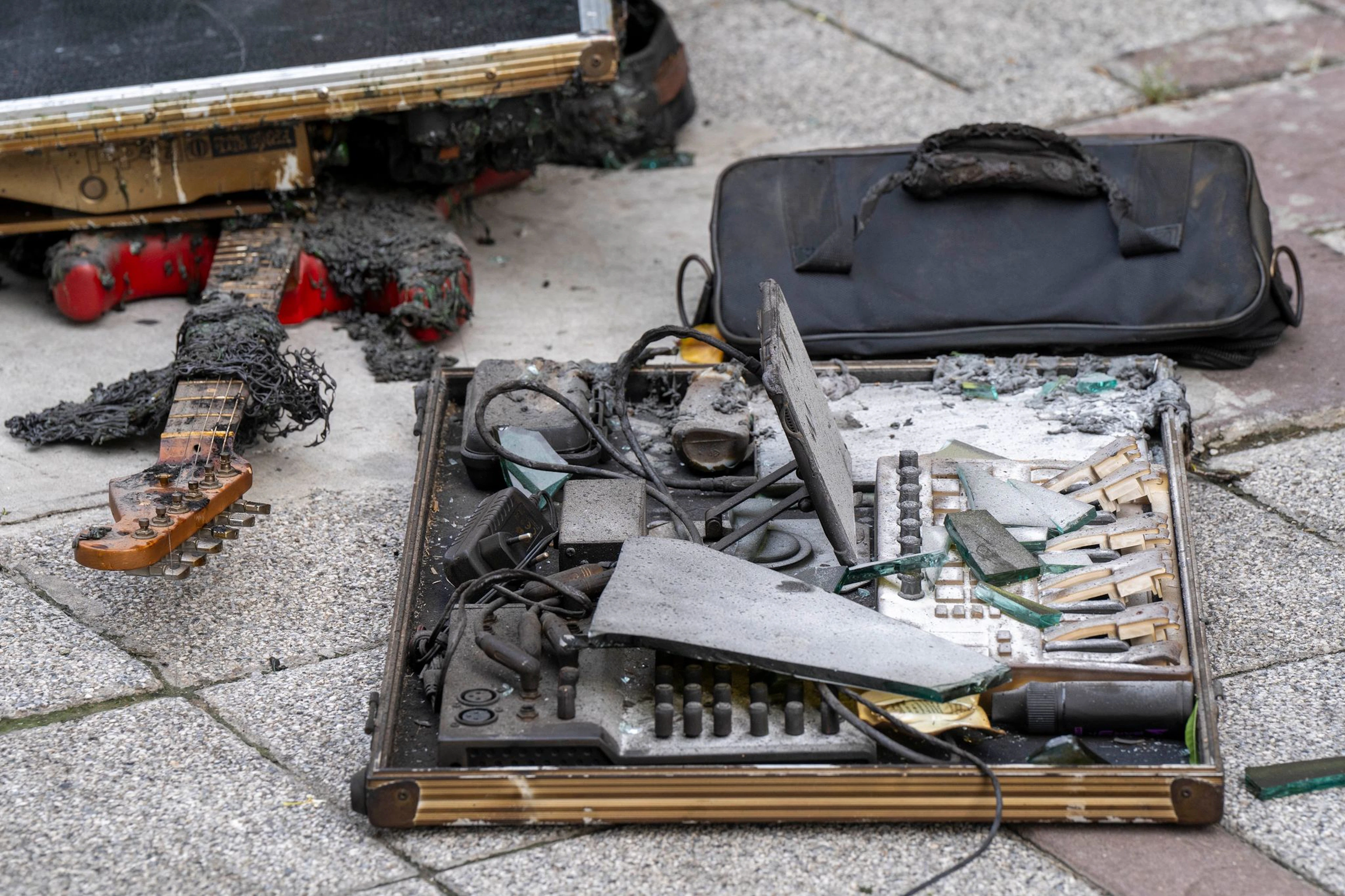 Das Lokal brannte lichterloh – eine rote Gitarre und ein Mischpult liegen liegt völlig verkohlt am Boden.