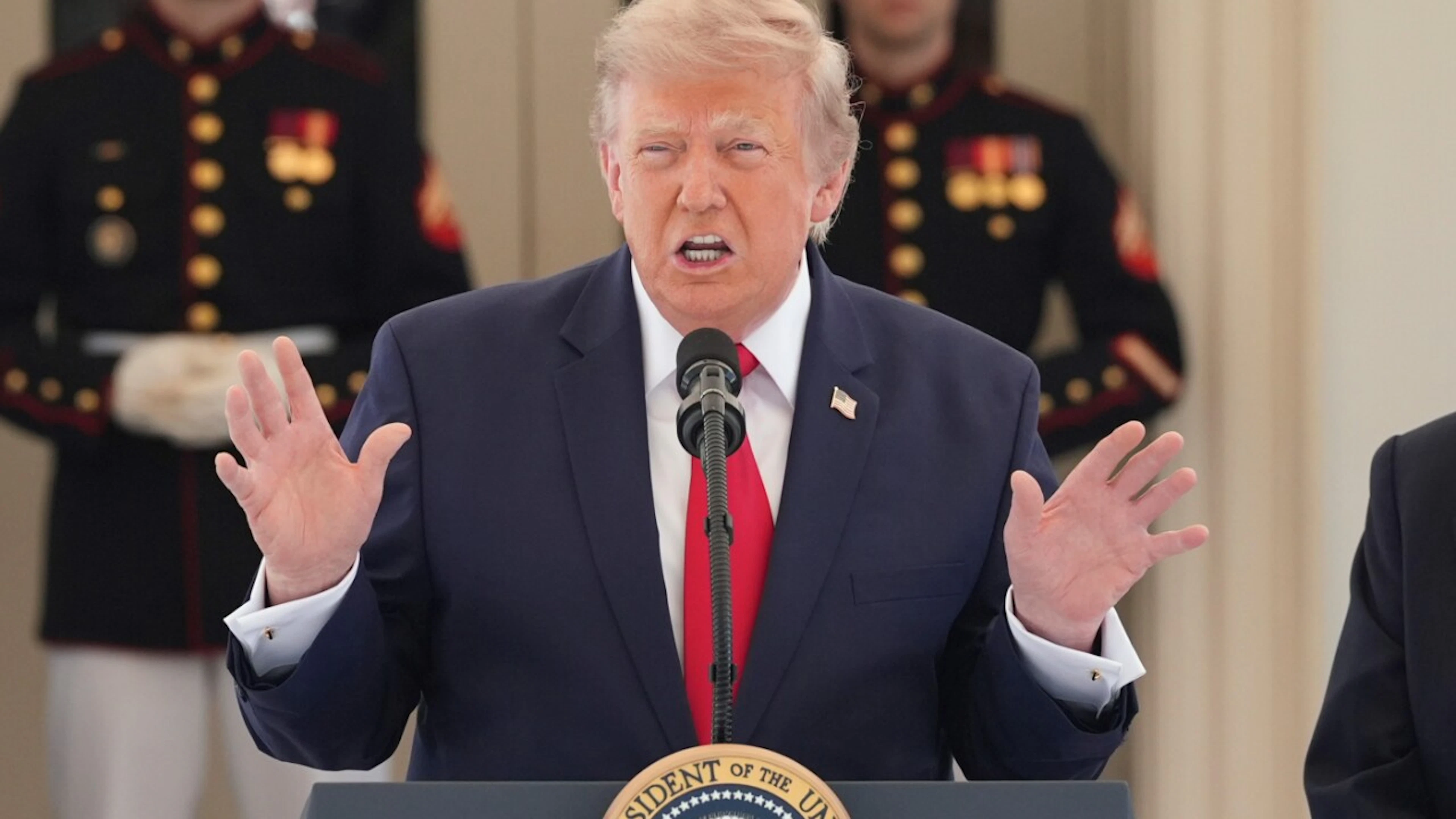 US-Präsident Donald Trump spricht auf dem West Executive Drive am Weissen Haus während einer Präsentation zum bevorstehenden «Freedom 250 Grand Prix»-Autorennen. Foto: Alex Brandon/AP/dpa
