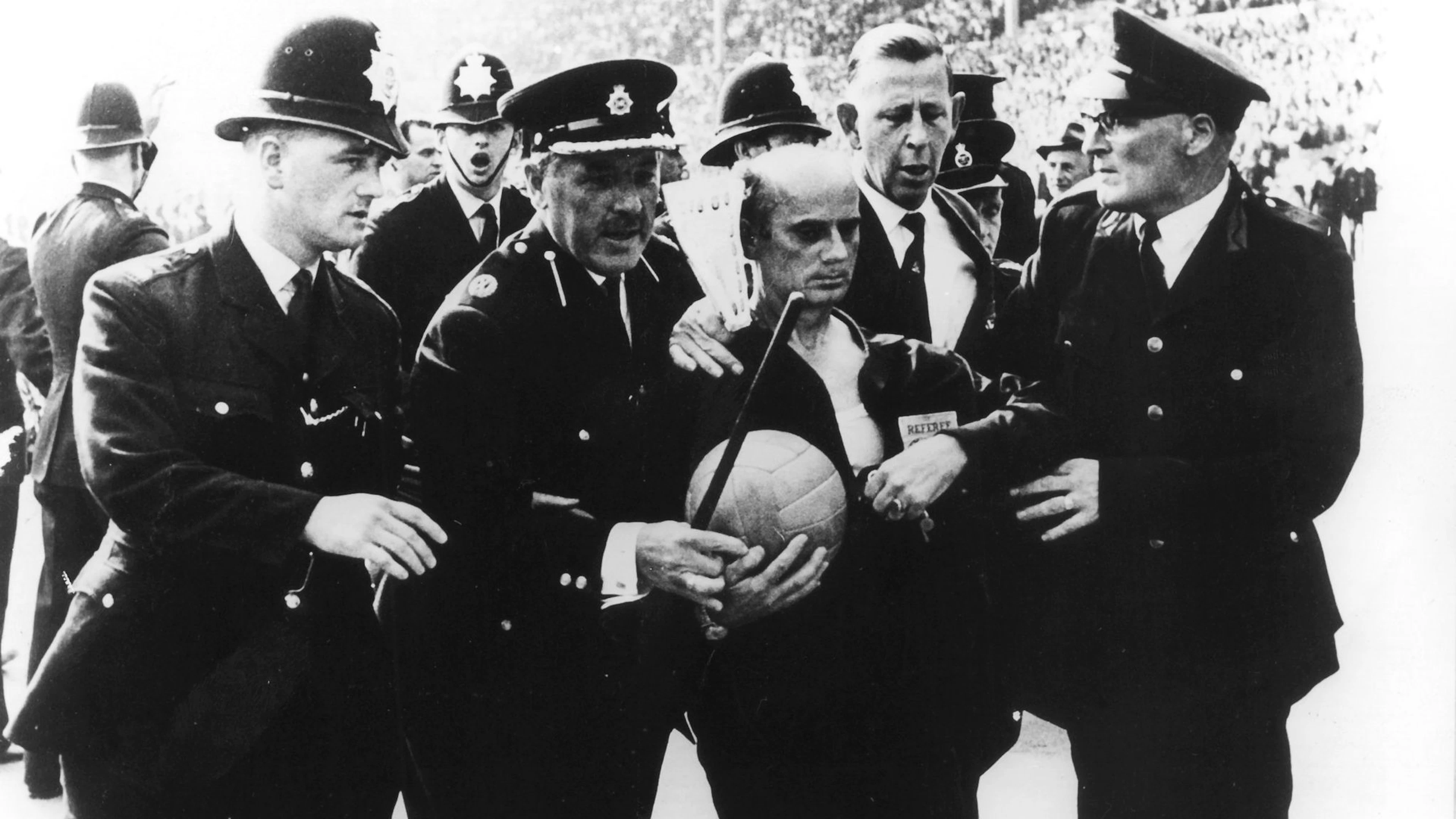 Der deutsche Schiedsrichter Rudolf Kreitlein erhält Polizeischutz.