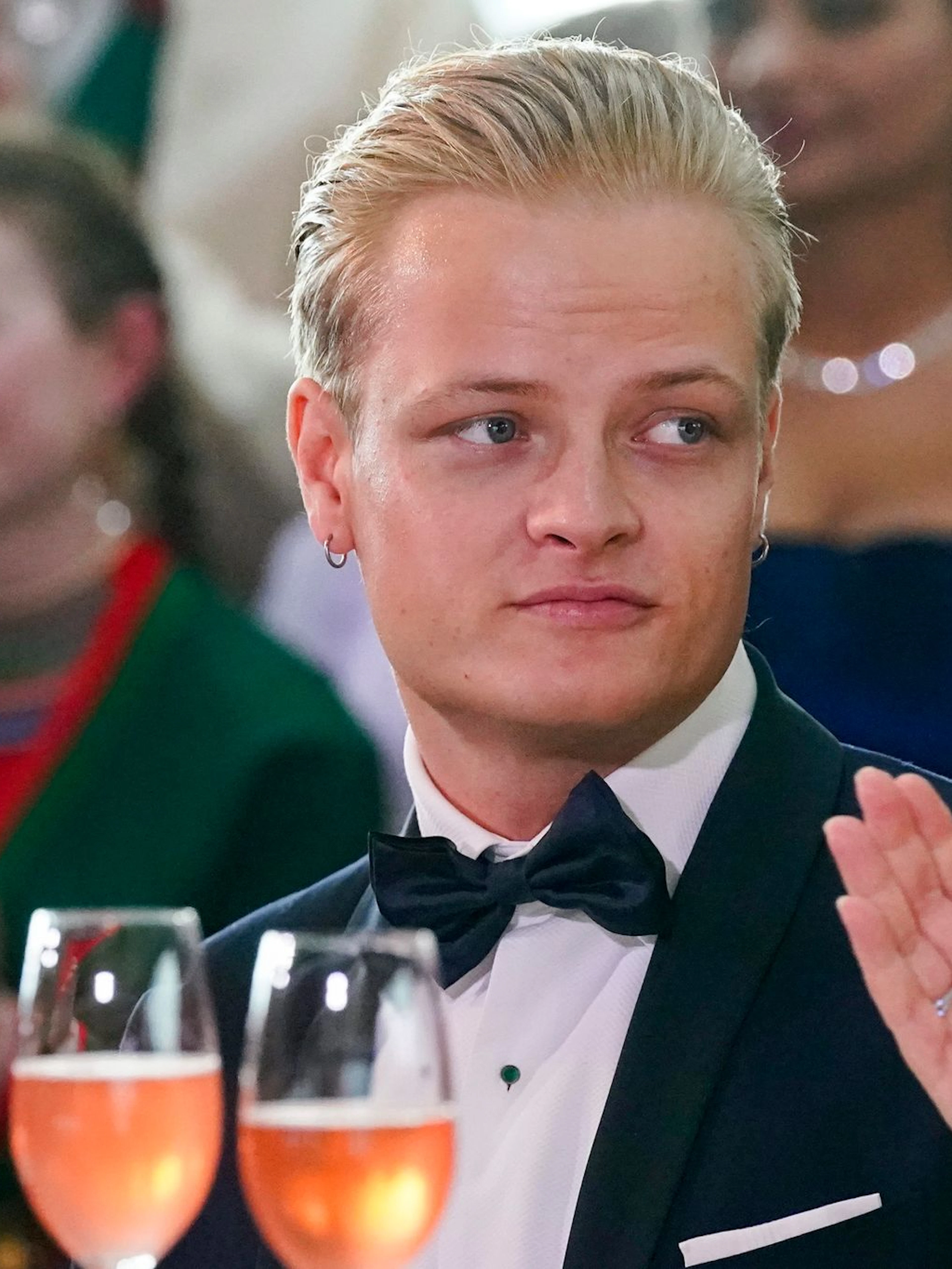 Le fils de la princesse héritière assigné à résidence
