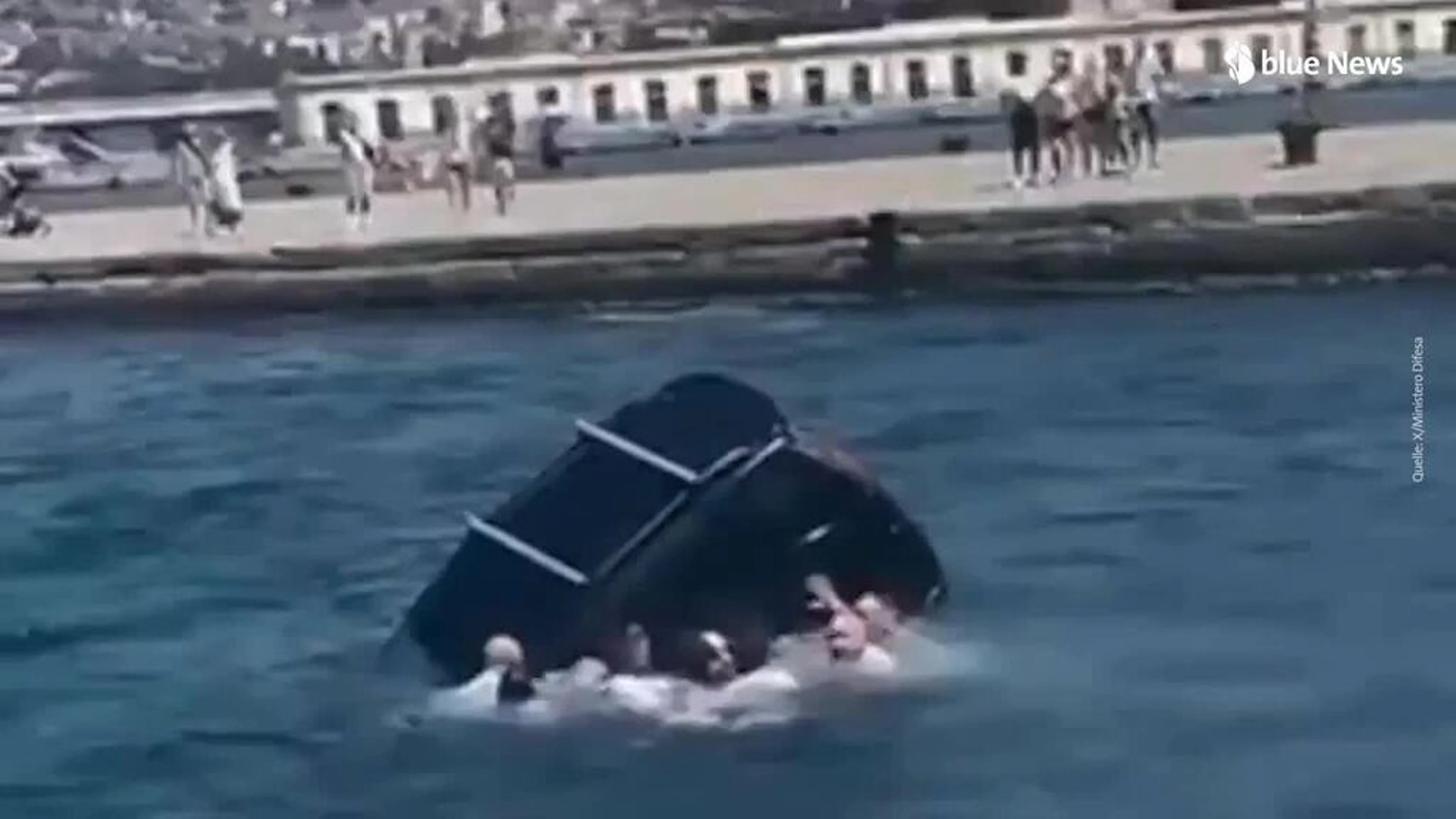 Une voiture tombe dans la mer à Trieste: sauvetage spectaculaire
