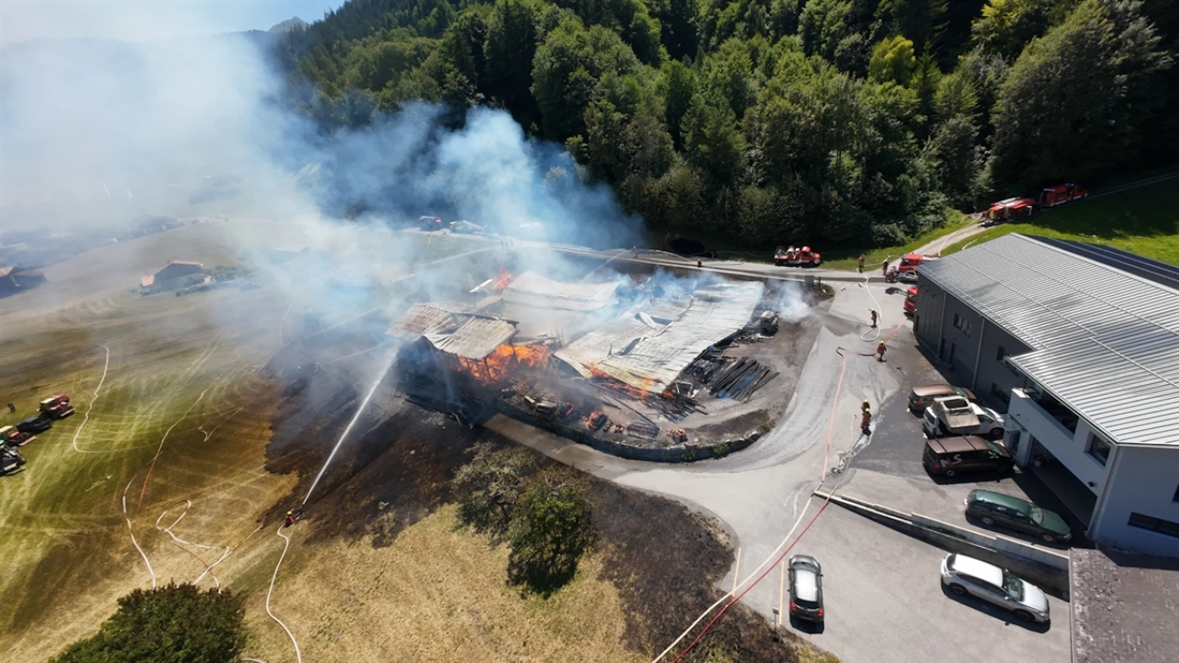 Un centinaio di pompieri in azione per un vasto incendio a Fideris