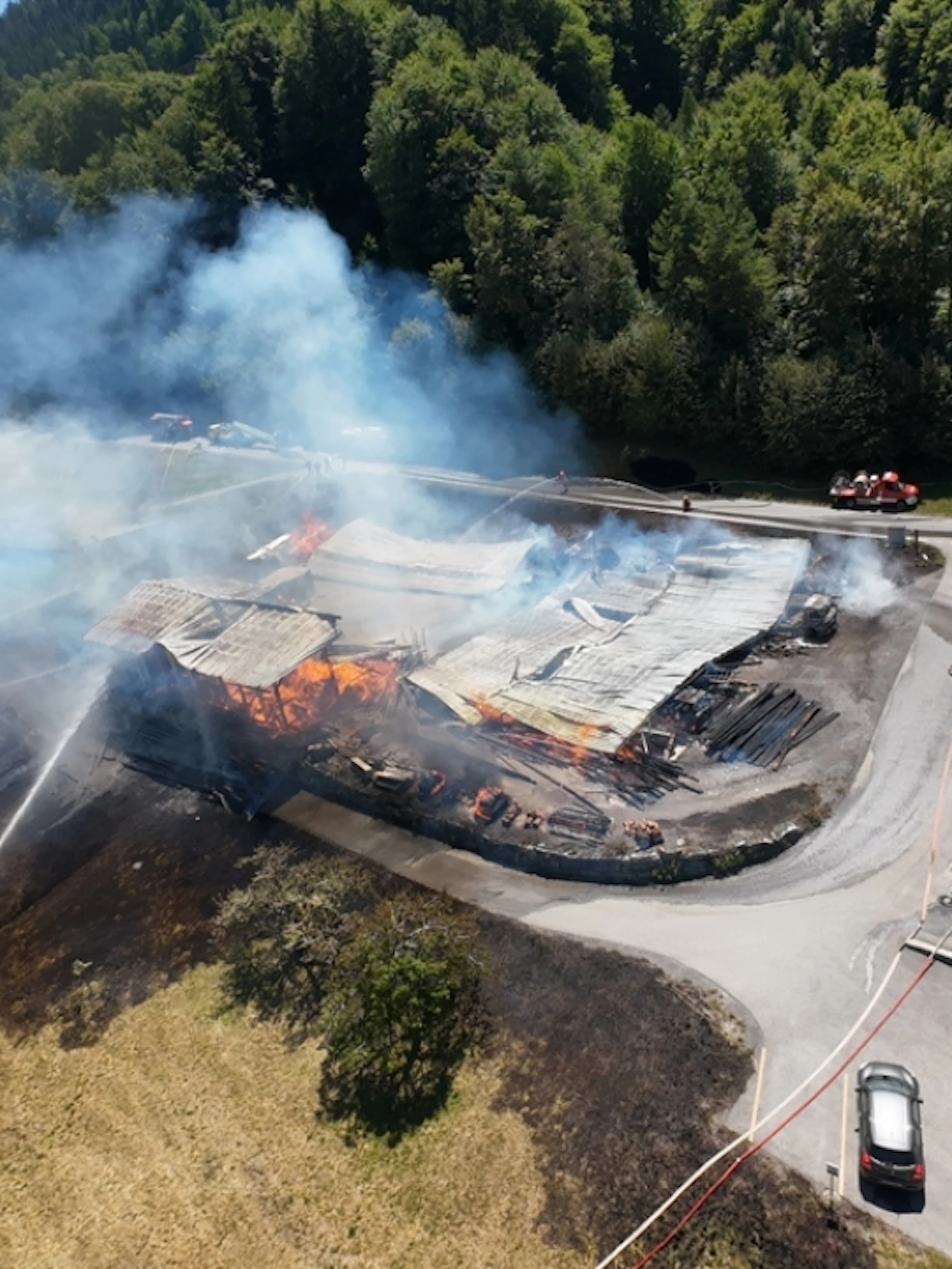 Un centinaio di pompieri in azione per un vasto incendio a Fideris