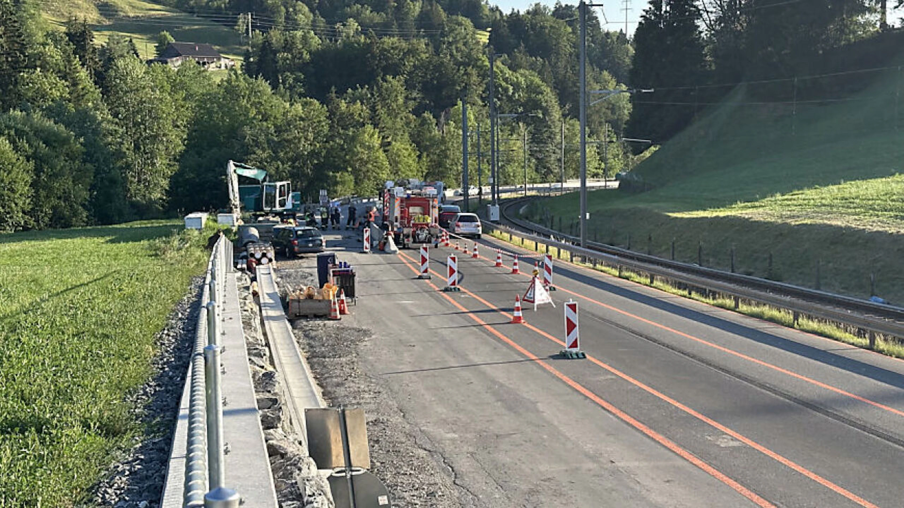 79-jähriger Autofahrer prallt in Baustelle gegen Betonblöcke