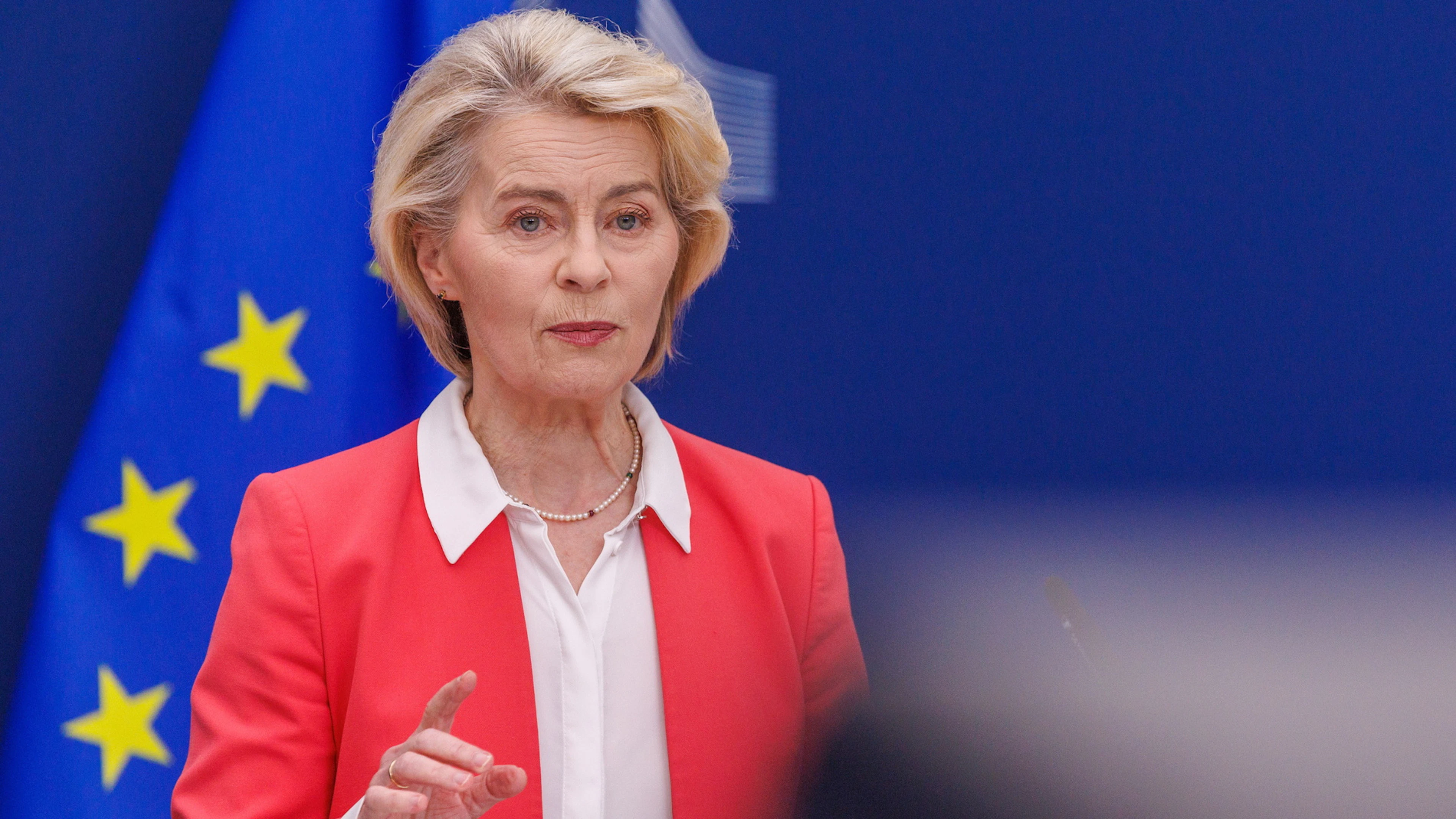 La scure di von der Leyen sui social: «Accesso solo dai 13 anni»
