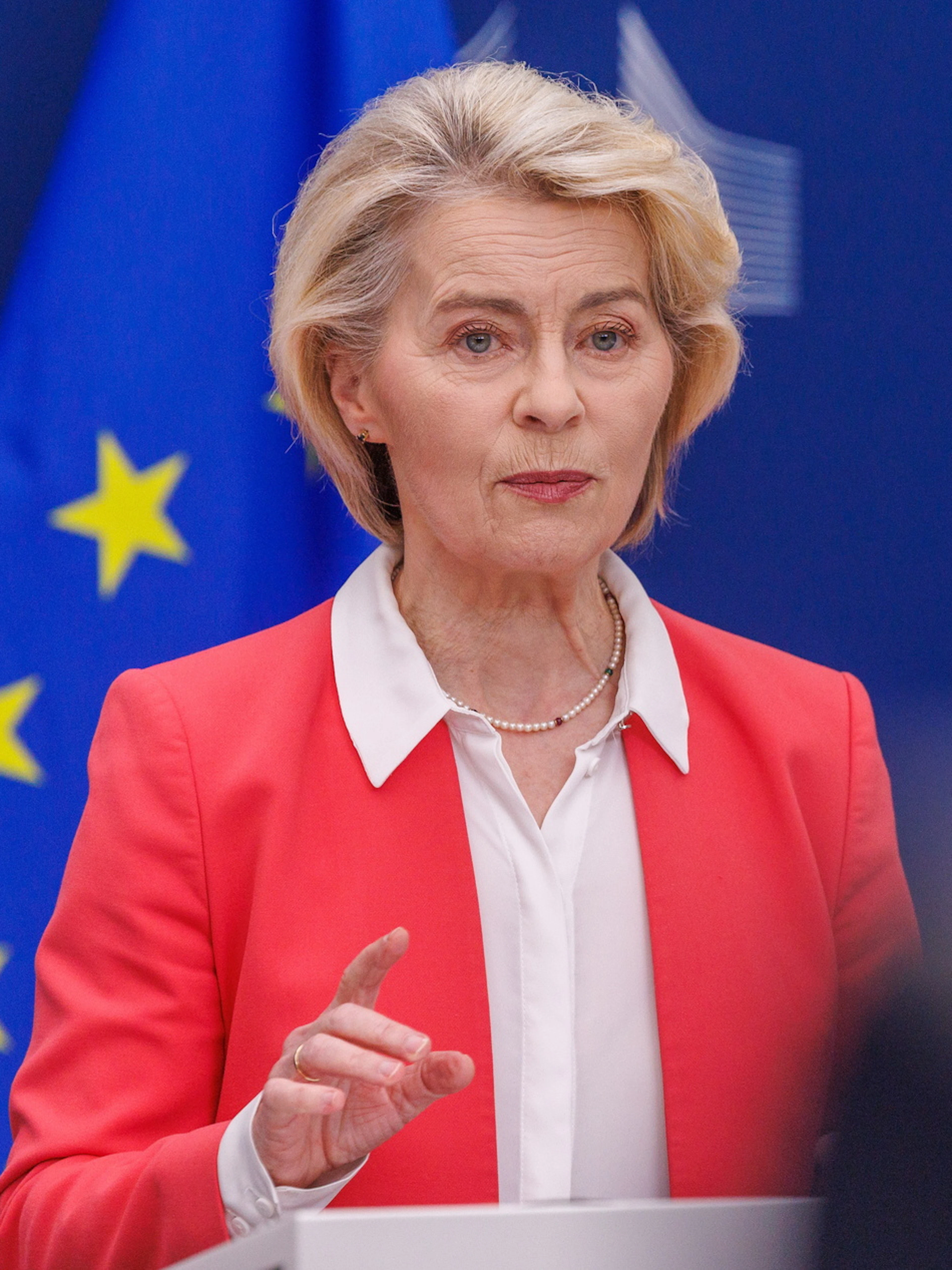 La scure di von der Leyen sui social: «Accesso solo dai 13 anni»
