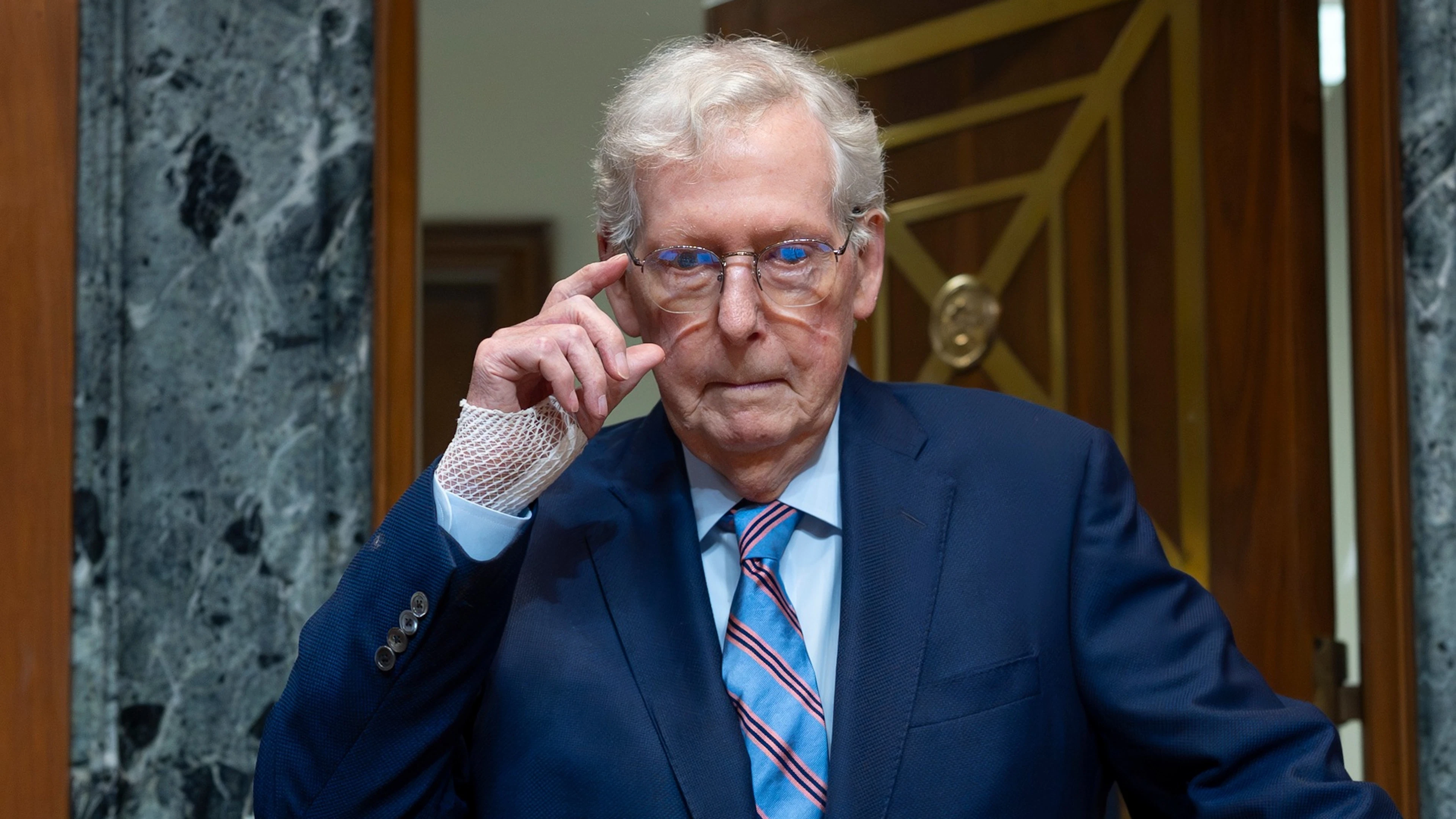 Le sénateur McConnell, 84 ans, lève le voile sur sa santé et explique son absence