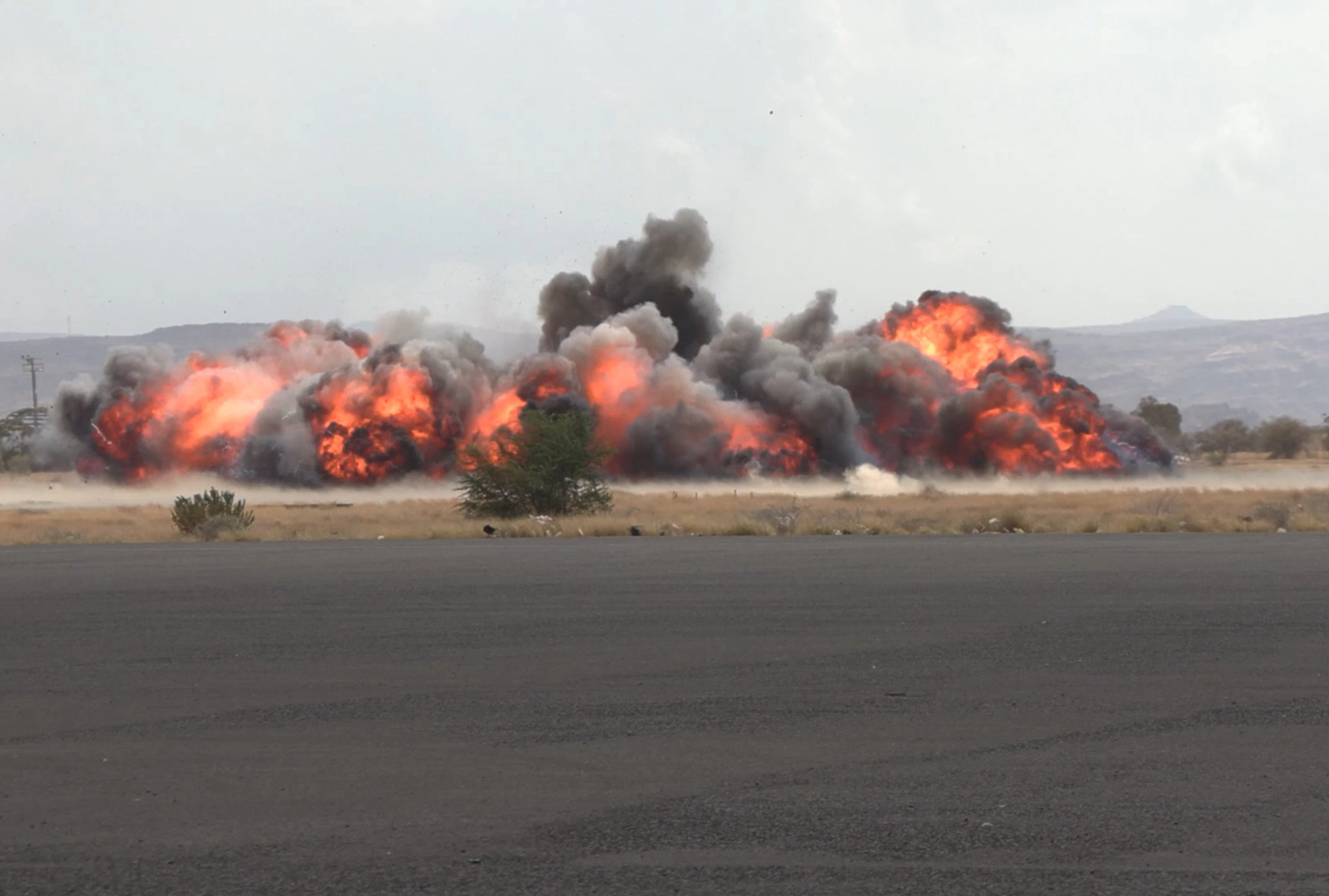 Un'immagine dei raid che hanno colpito l'aeroporto di Sana'a.