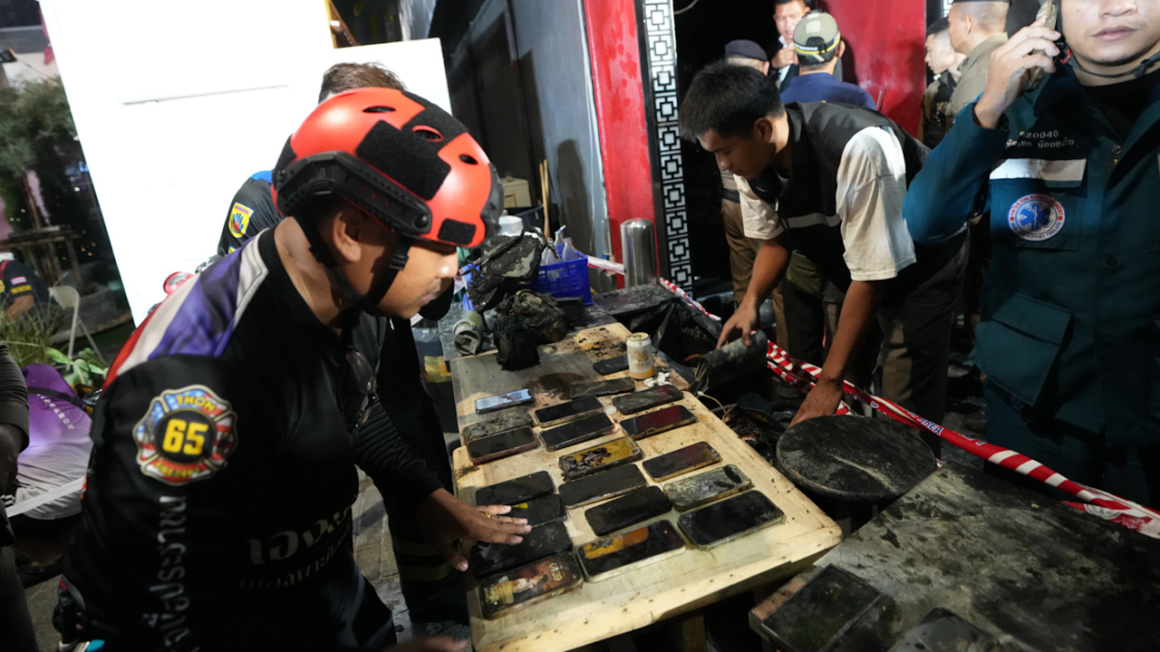 L'esplosione e poi le fiamme e il fumo: quasi 30 morti in un noto pub di Bangkok