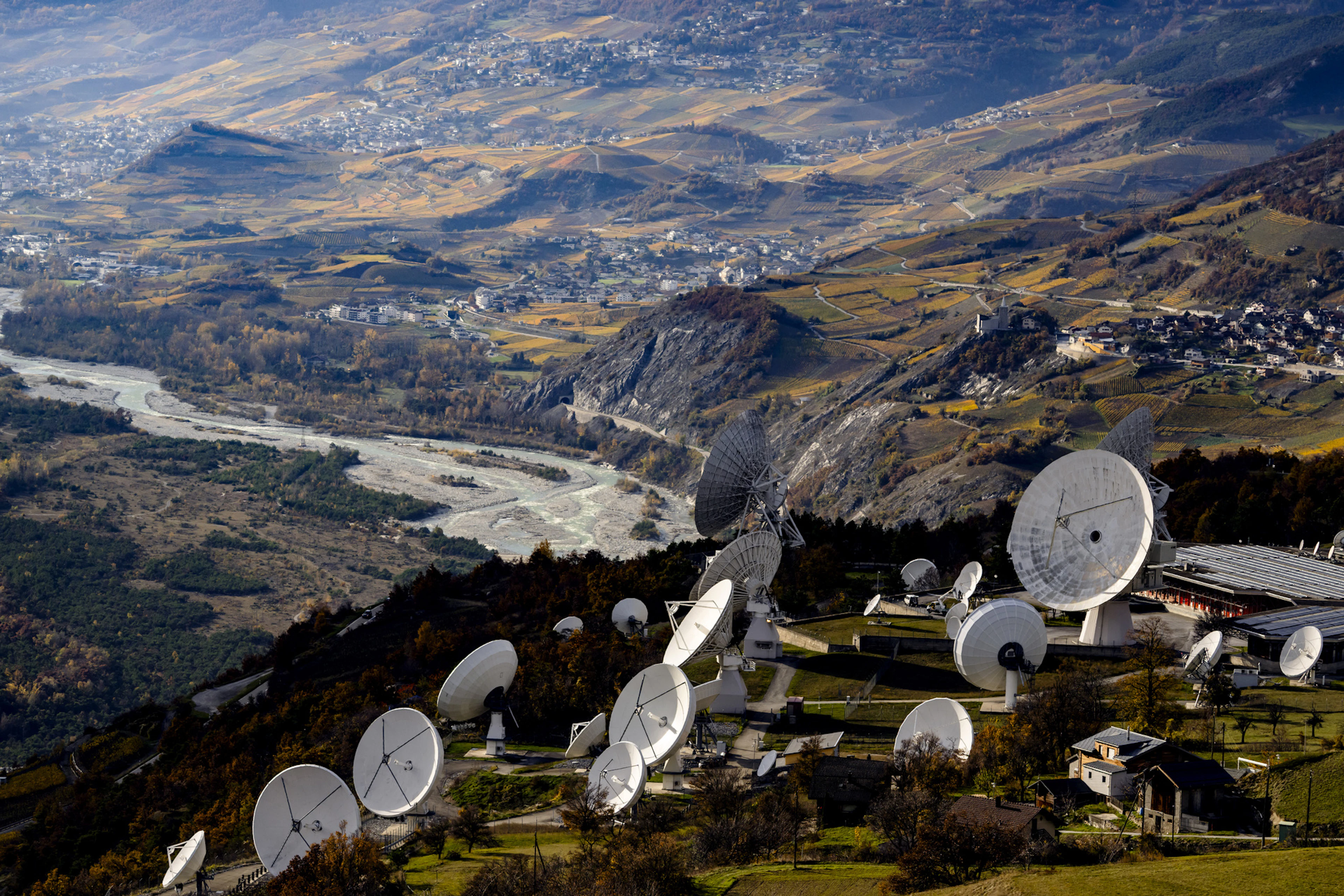 Starlink plans ground station in Leuk: Tax benefits through Swiss company