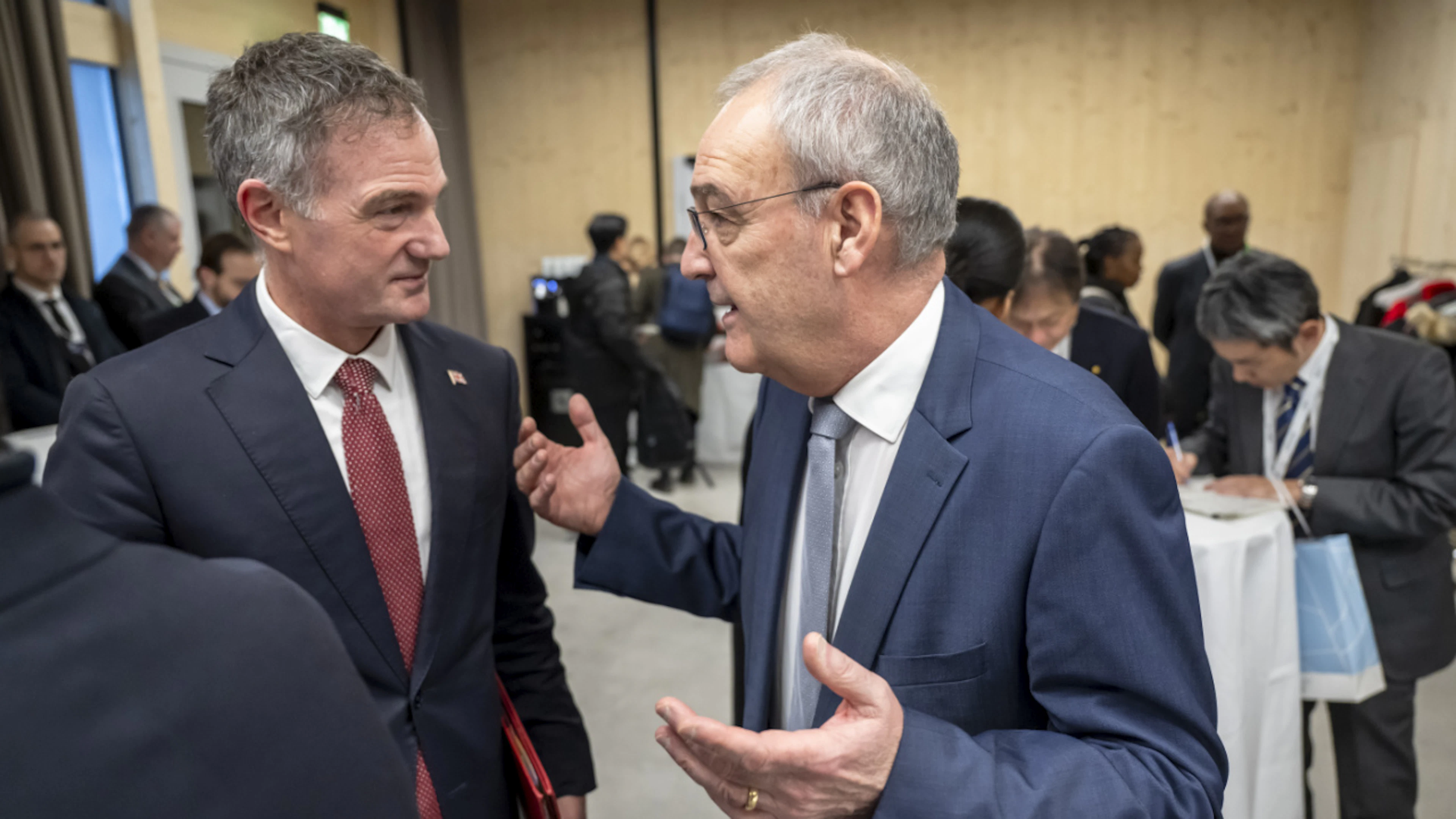 Guy Parmelin (a destra) e Peter Kyle in discussione a margine dell'incontro annuale del Forum economico mondiale di Davos (GR) lo scorso 22 gennaio.